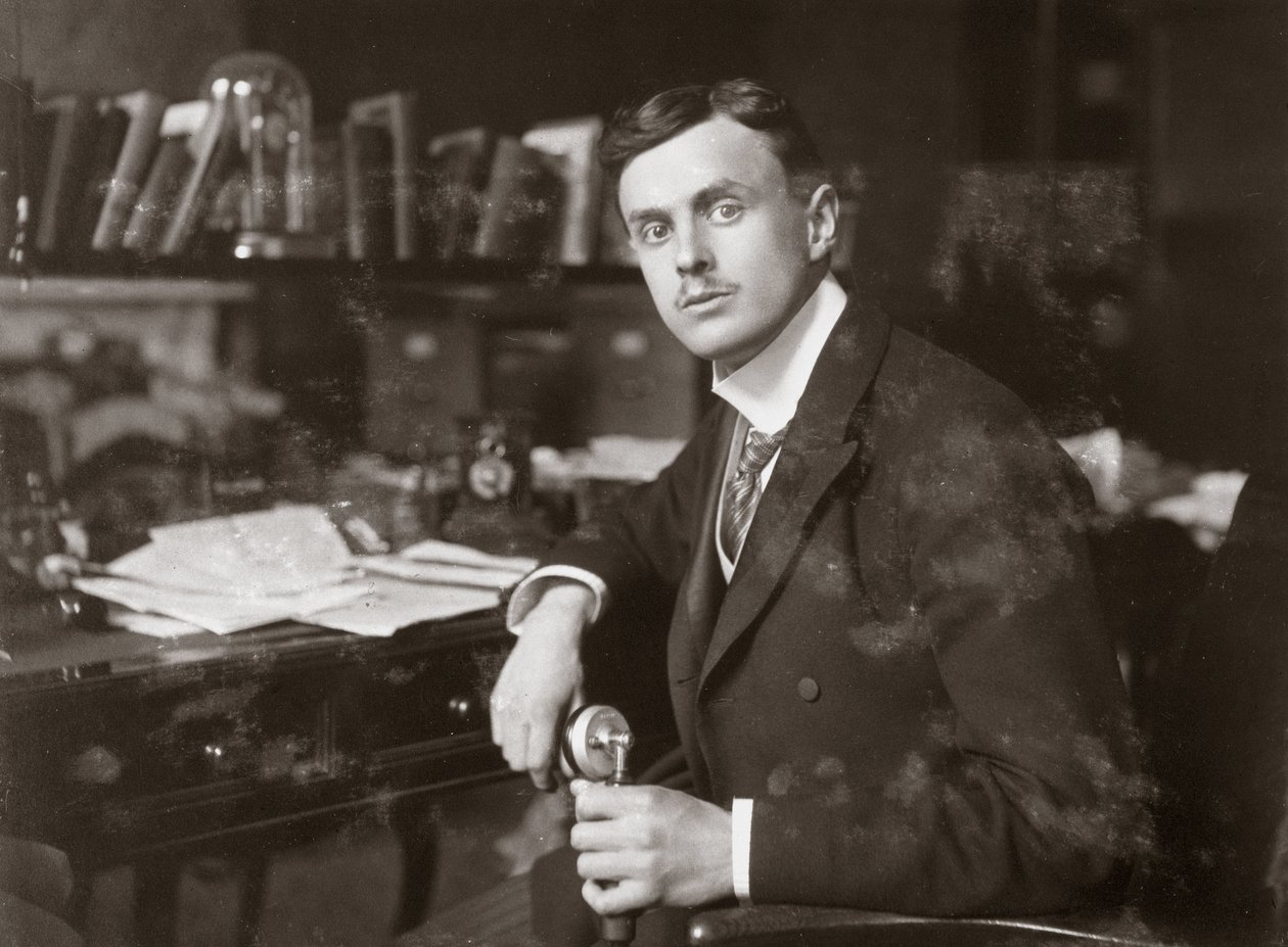 C S Rolls zittend aan zijn bureau, ca. 1902 door Unbekannt