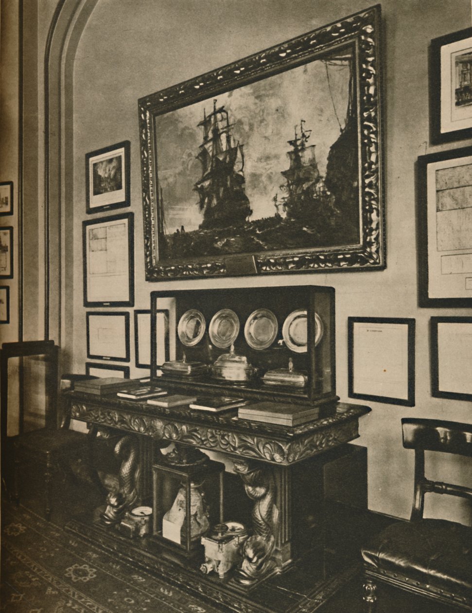Kabinet van Nelson-relikwieën in de Lloyds Committee Room, ca. 1935 door Unbekannt