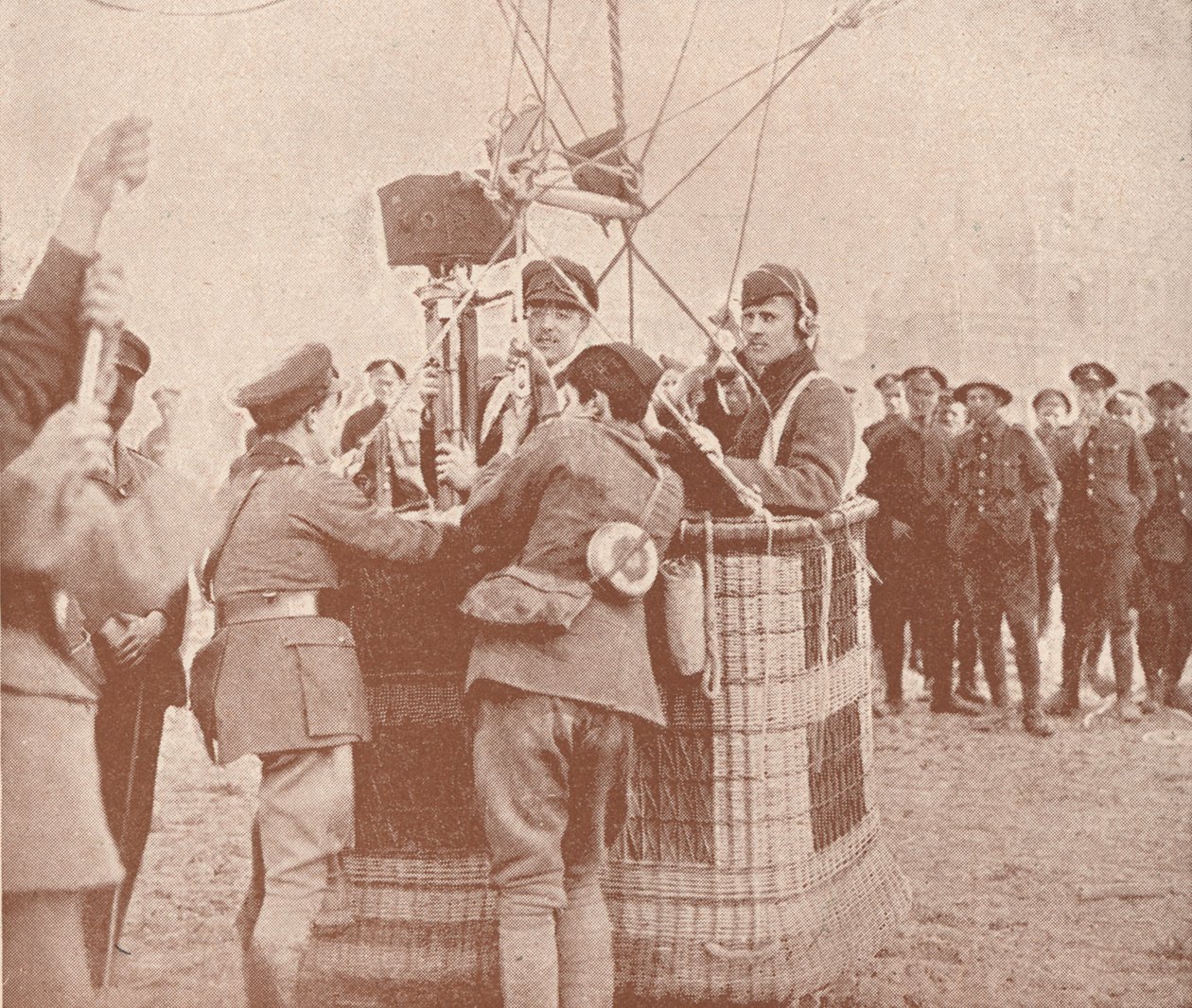 Canadese officiële cinematograaf en assistent klaar om op te stijgen in een vliegerballon, c1917 door Unbekannt