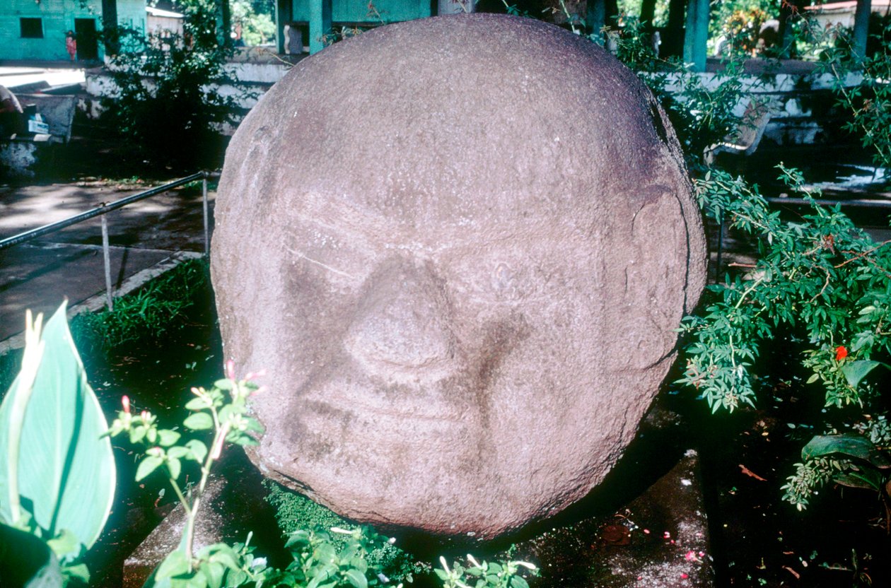 Gesneden monolithisch hoofd uit Monte Alto, Guatemala, Pre-Columbiaans, Pre-Klassieke periode door Unbekannt