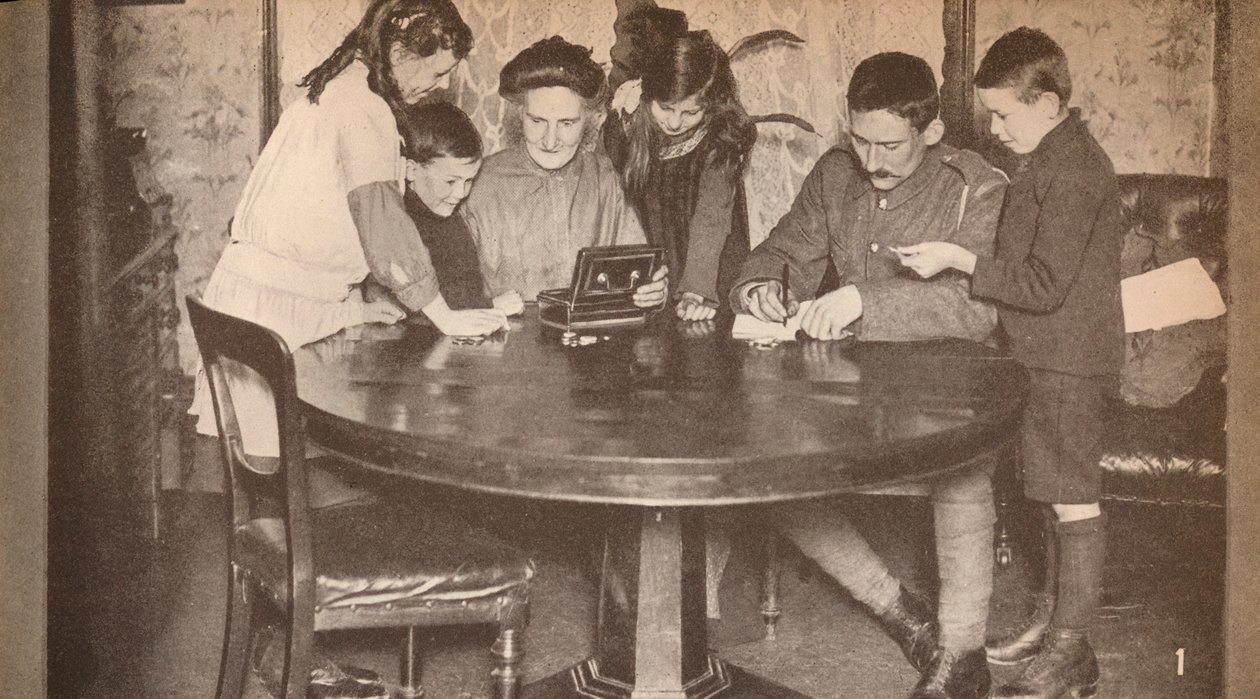 Kinderen legen hun spaarpotten om te investeren in oorlogslening, ca. 1917, 1935 door Unbekannt