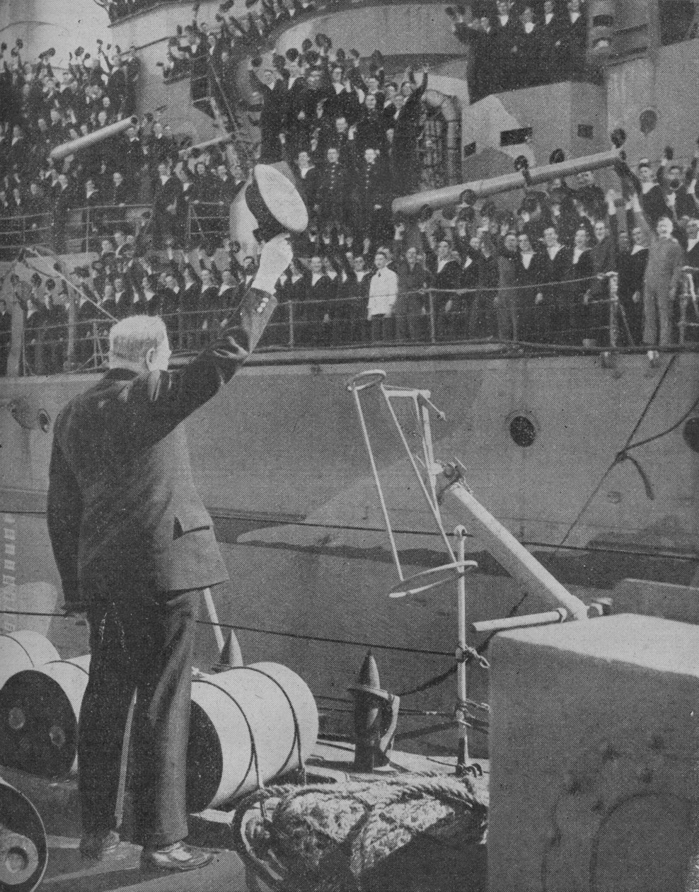 Churchill reageert op het gejuich van de bemanning van HMS Prince of Wales door Unbekannt