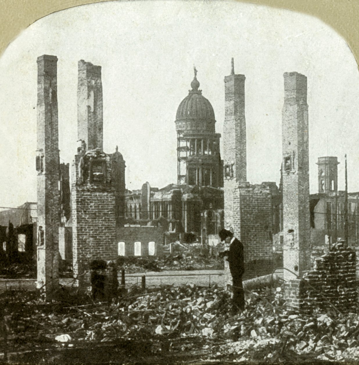 Stadhuis - Fotograaf op de voorgrond - Hoge bakstenen schoorstenen links staande door Unbekannt