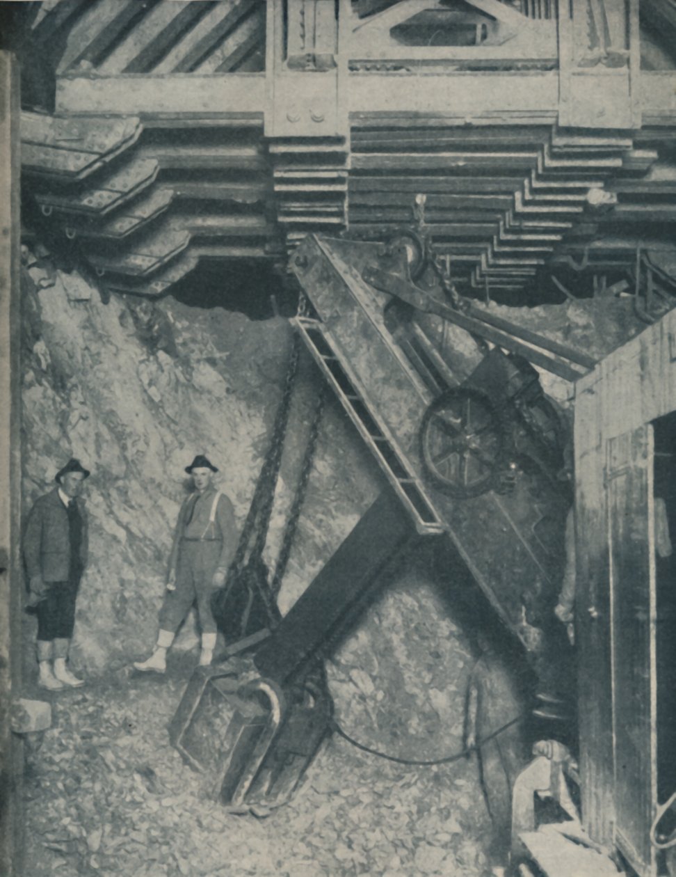 Het hart van een berg uitgraven voor een tunnel in Colorado City, ca. 1935 door Unbekannt