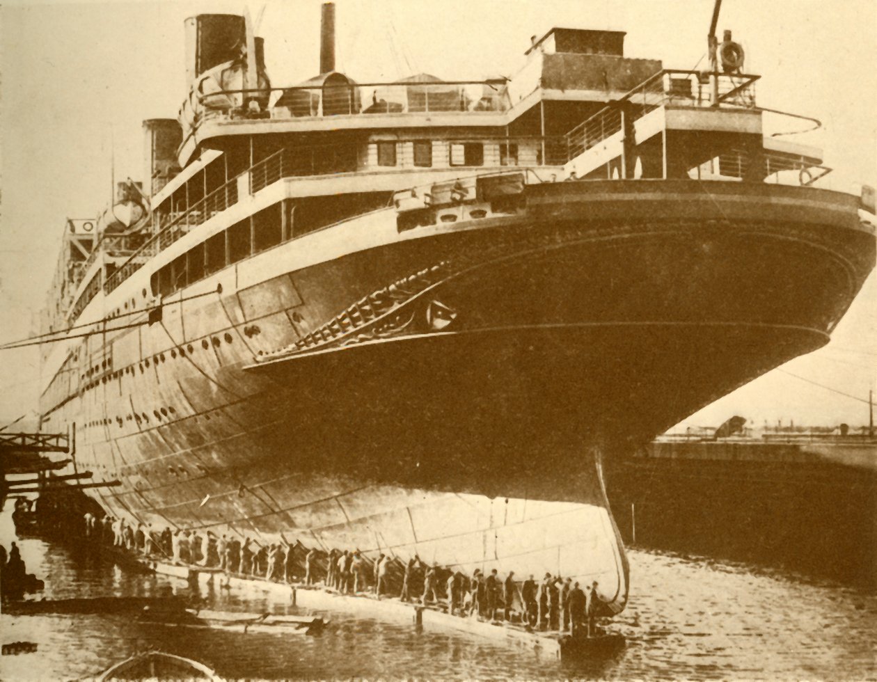 Het schoonmaken van de romp van de Majestic in droogdok, c1930 door Unbekannt