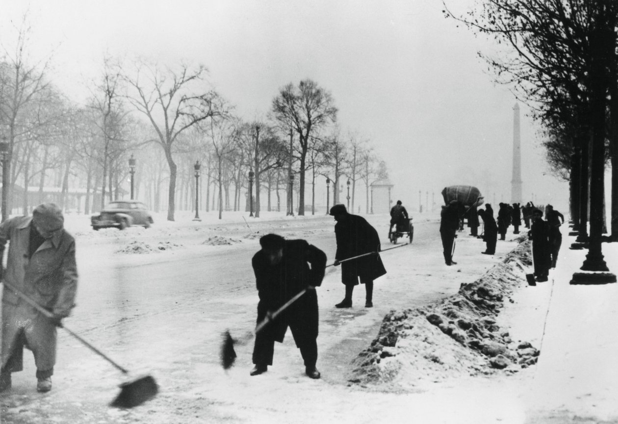 Sneeuwruimen op de Champs Elysees, Duits-bezet Parijs, winter, 1941 door Unbekannt