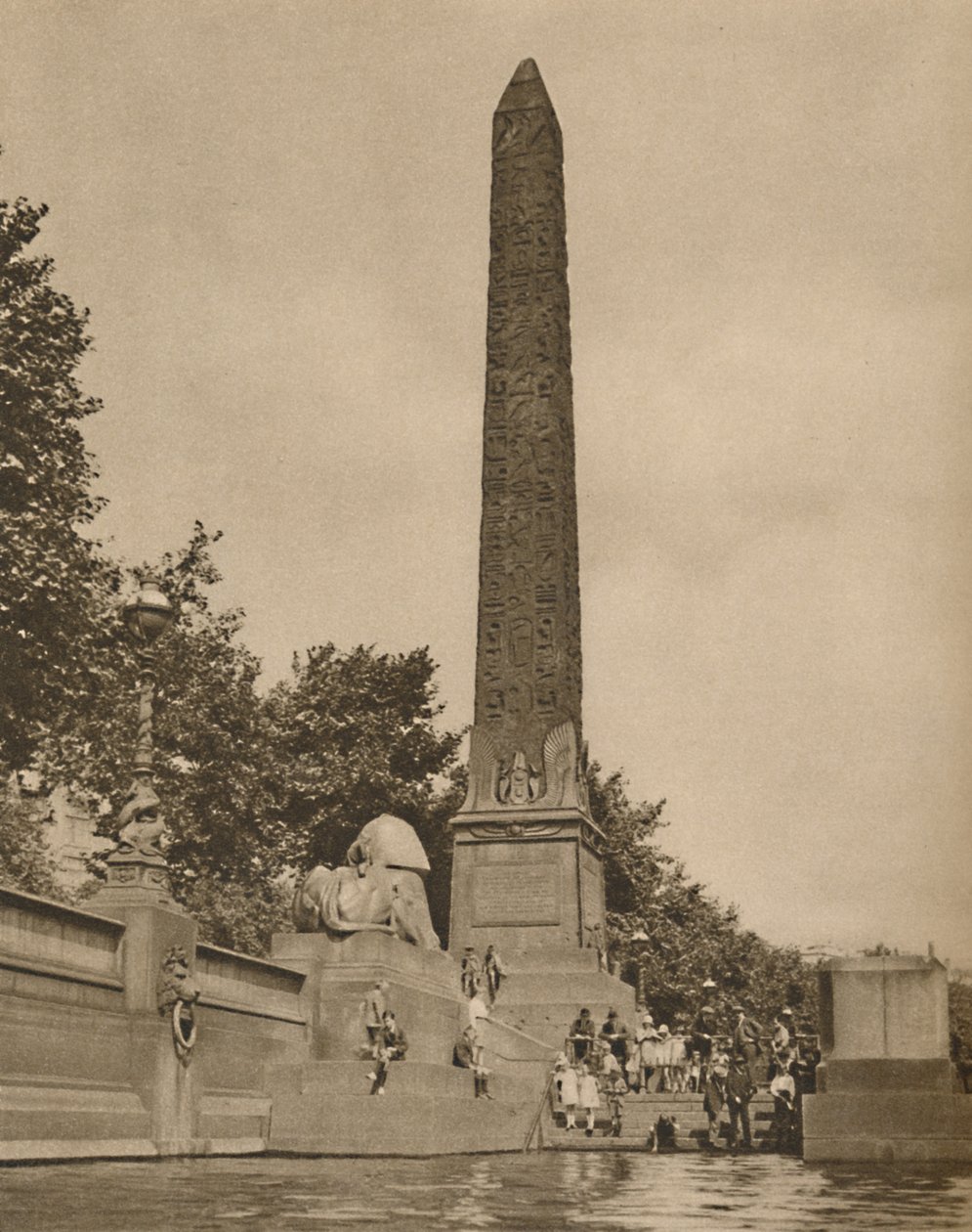 De Naald van Cleopatra, veertienhonderd jaar voor de geboorte van Cleopatra uitgehouwen, ca. 1935 door Unbekannt