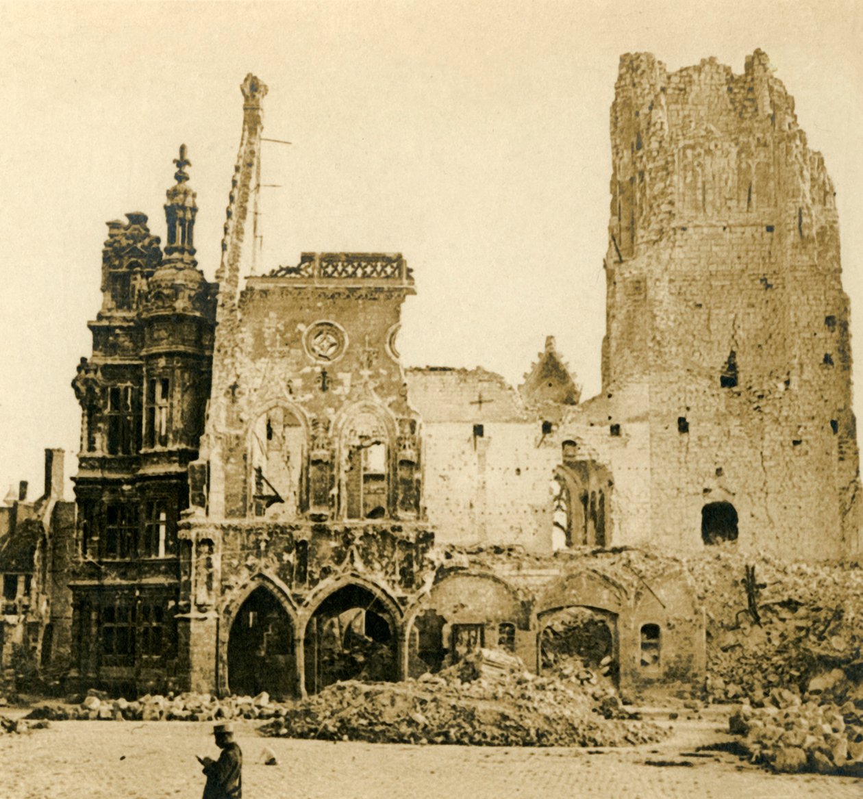 Klokkentoren en Hôtel de Ville, Arras, Noord-Frankrijk door Unbekannt
