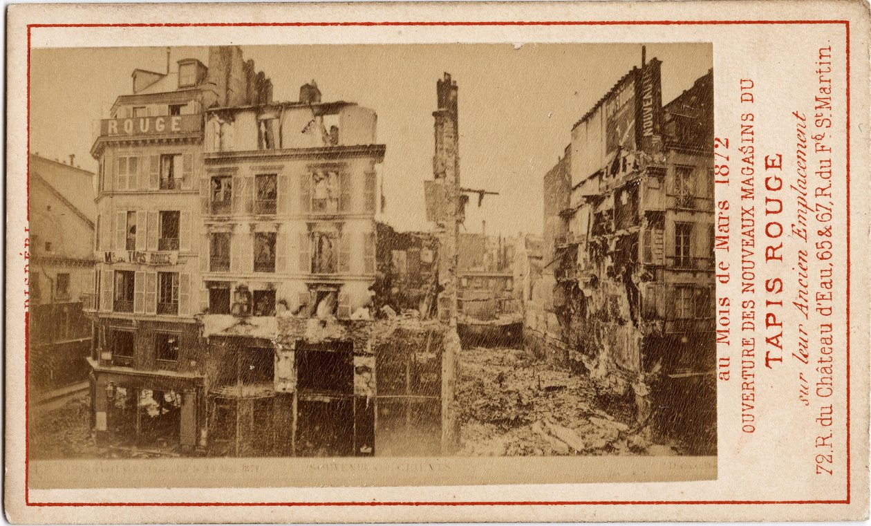 Commune van Parijs (1871): opening van de warenhuizen van het Carpet Rouge, een reclamekaart die het gebouw een jaar eerder toont, in puin tijdens de Commune door Unbekannt
