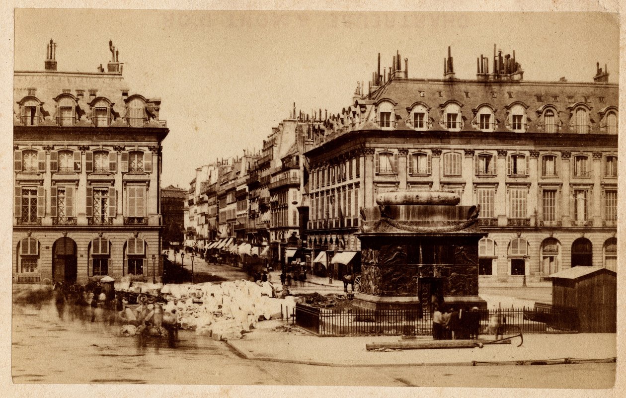 Commune van Parijs (1871) gezien vanaf Place Vendome met de verwoeste kolom door Unbekannt