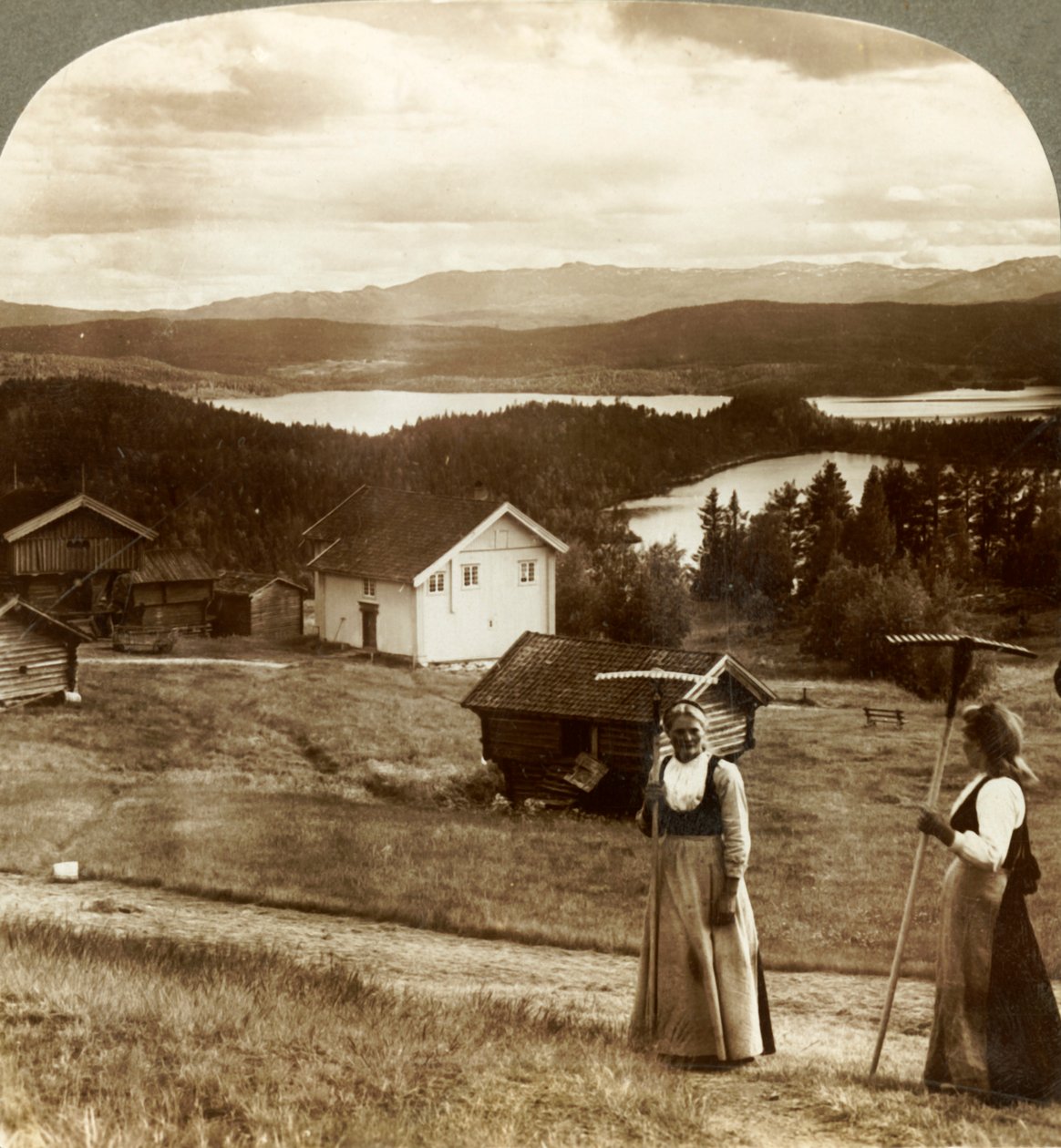Plattelandsmeisjes in hooitiijd - over de Bolkesjo en Folsjo meren naar de Himingen bergen, Noorwegen, c1905 door Unbekannt