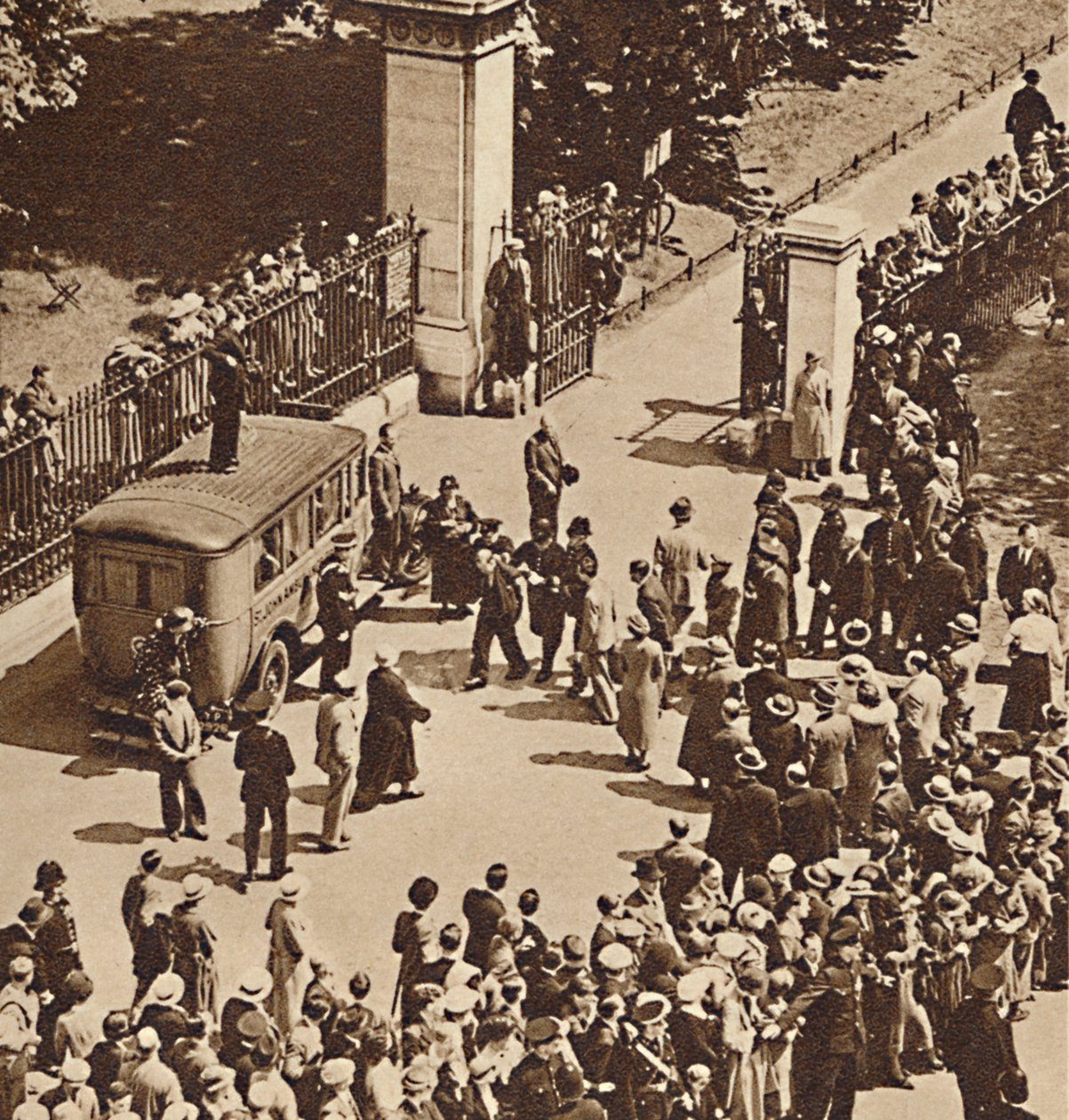 Menigte kijkt toe hoe de gearresteerde man naar de politiewagen wordt gebracht, 1937 door Unbekannt