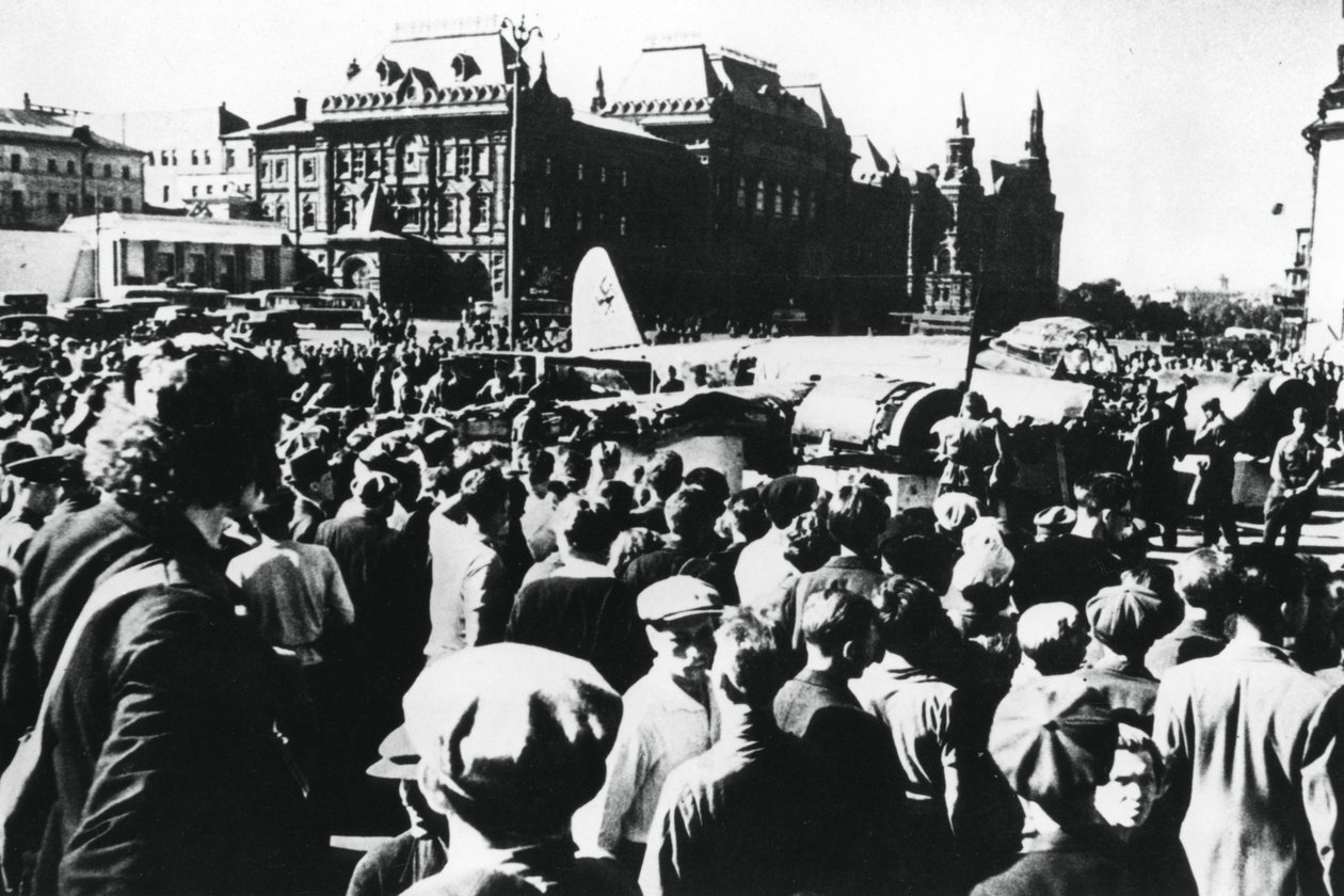 Mensenmassa rond een neergestorte Duitse bommenwerper tentoongesteld op Sverdlovplein, Moskou, 1941 door Unbekannt