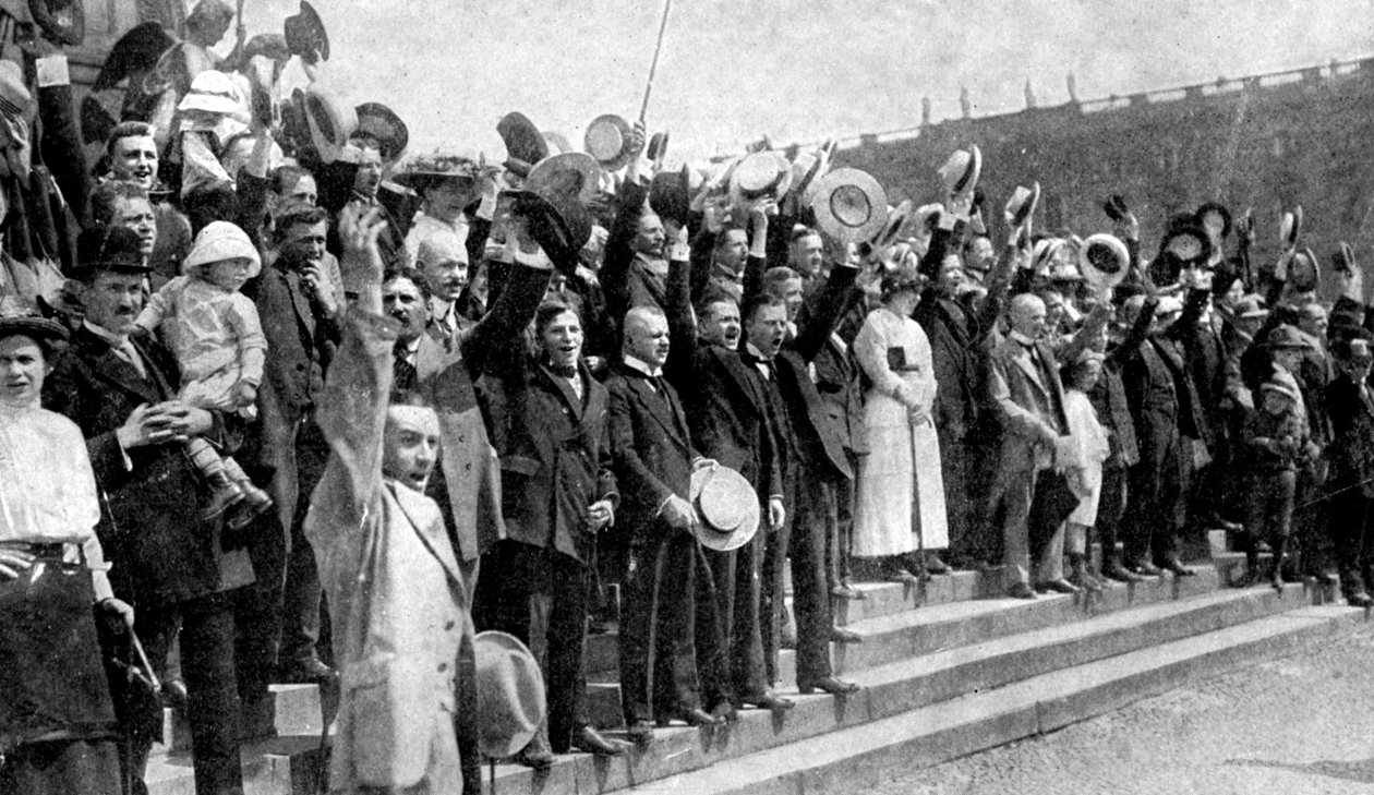 Menigten juichen tijdens het uitbreken van vijandelijkheden, oorlogslust in Duitsland, Eerste Wereldoorlog, 1914 door Unbekannt