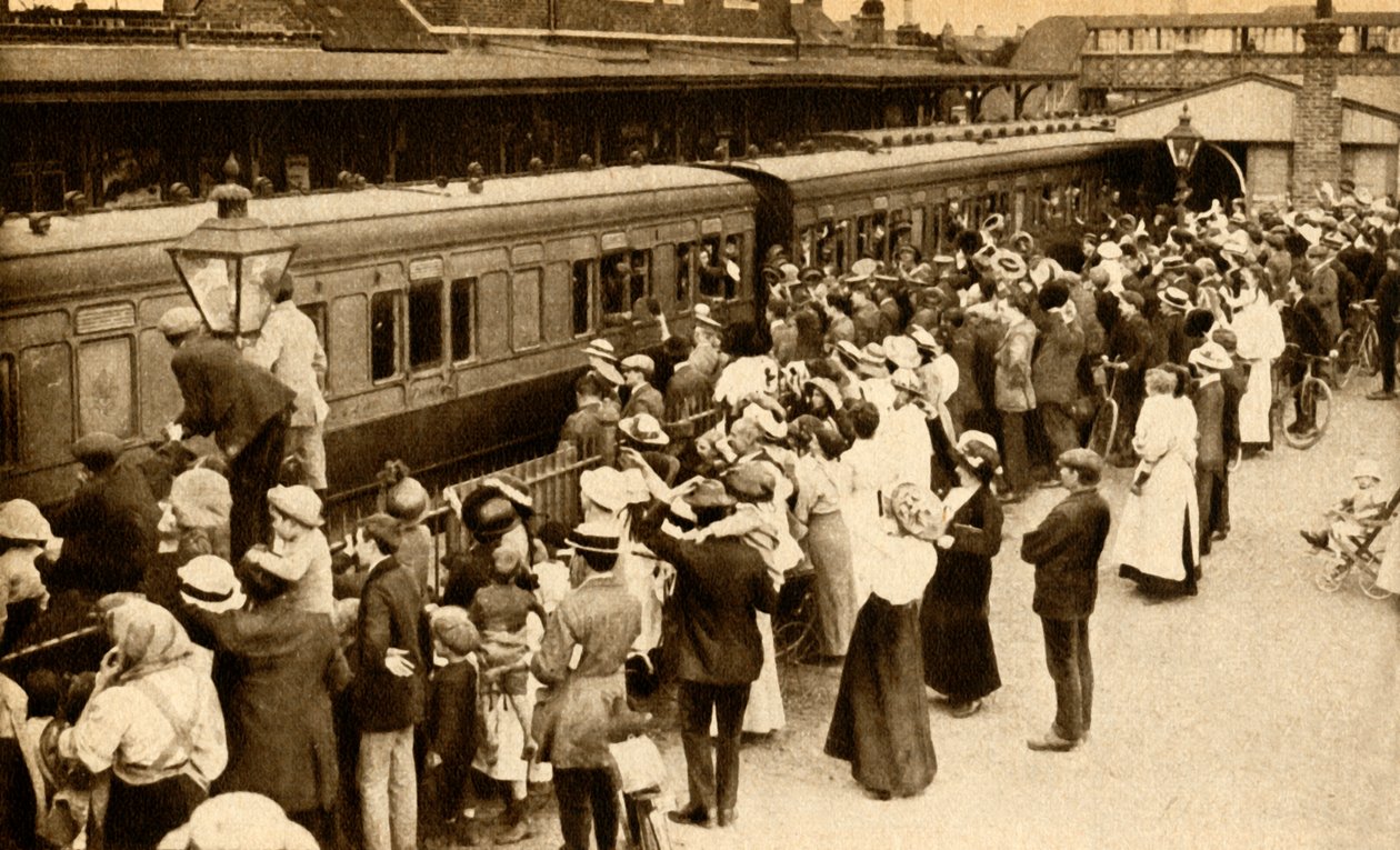 Mensenmassa zwaait troepen uit die vertrekken om te vechten in de Eerste Wereldoorlog, Groot-Brittannië, 1914, 1933 door Unbekannt