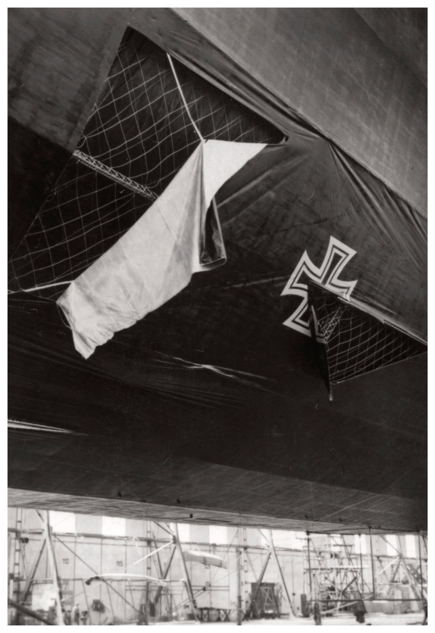 Beschadigde Duitse marine Zeppelin-luchtschip, Eerste Wereldoorlog, 1914-1918, 1933 door Unbekannt