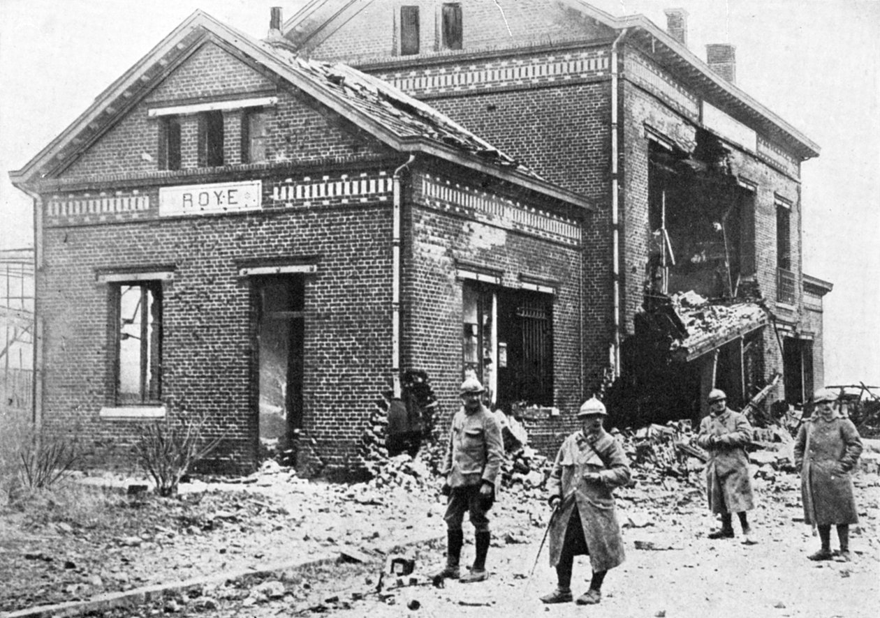 Beschadigd treinstation in Roye, Frankrijk, Eerste Wereldoorlog, 1918, c1920 door Unbekannt