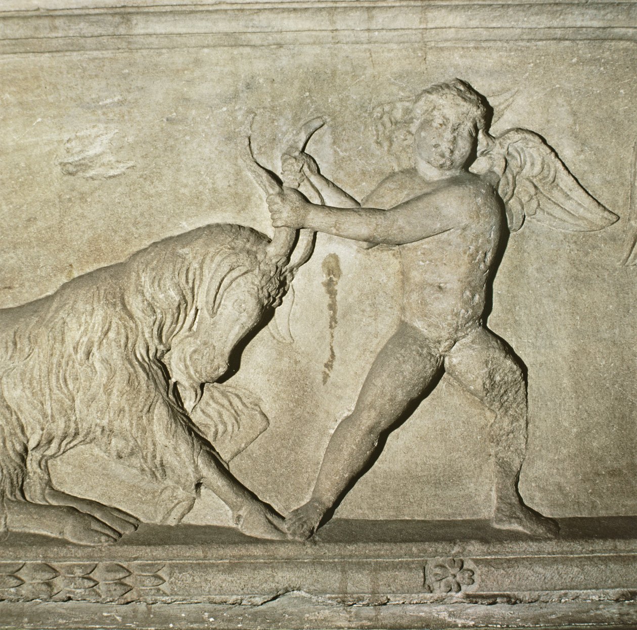 Detail van een Griekse sarcofaag uit Lydia, een putto worstelend met een geit (marmer) door Unbekannt