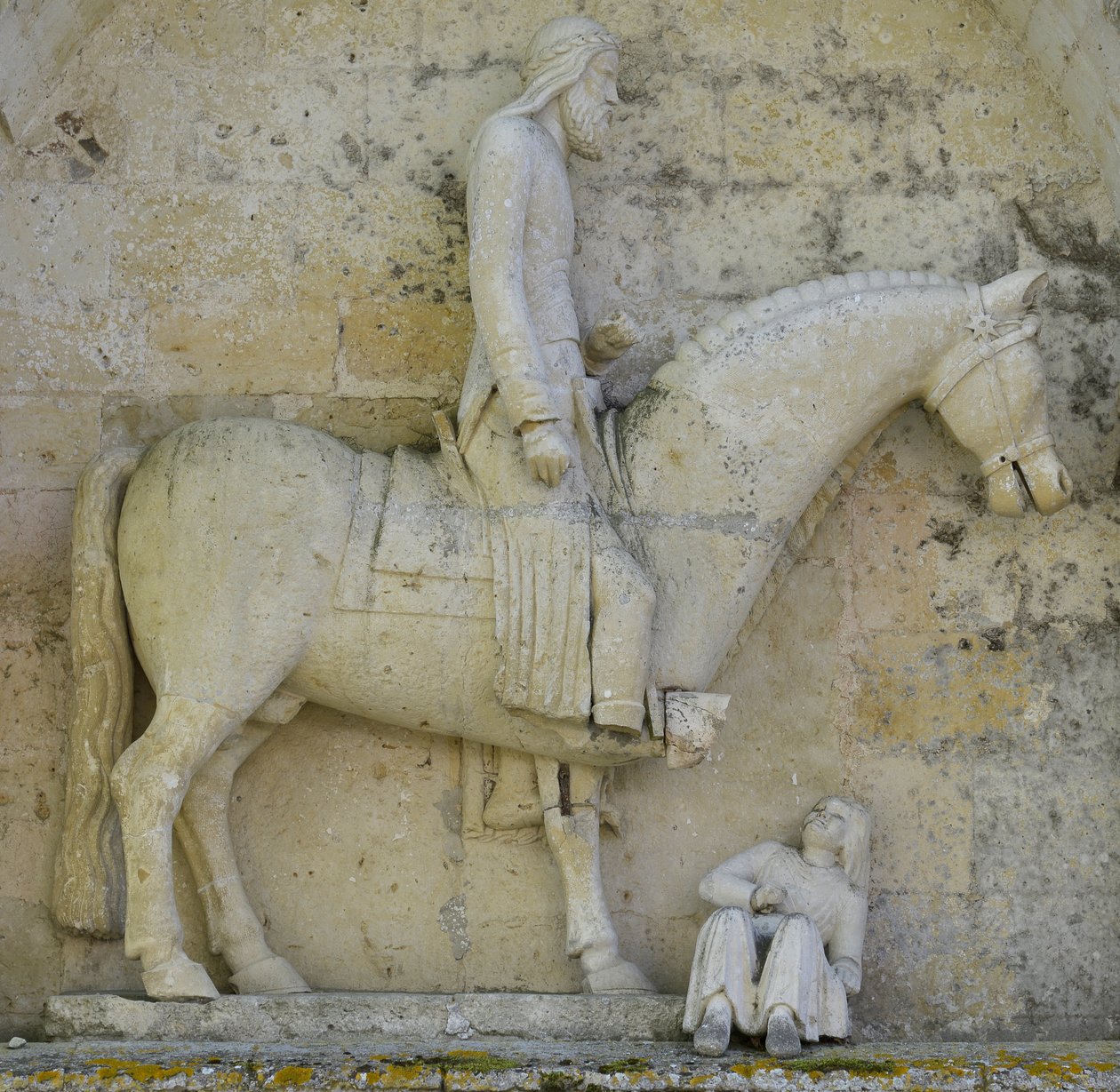 Detail van de laterale poort die keizer Constantijn de Grote voorstelt, symboliseert het christendom dat het heidendom verdringt, Saint Hilaire kerk in Melle (79500), Deux Sevres door Unbekannt
