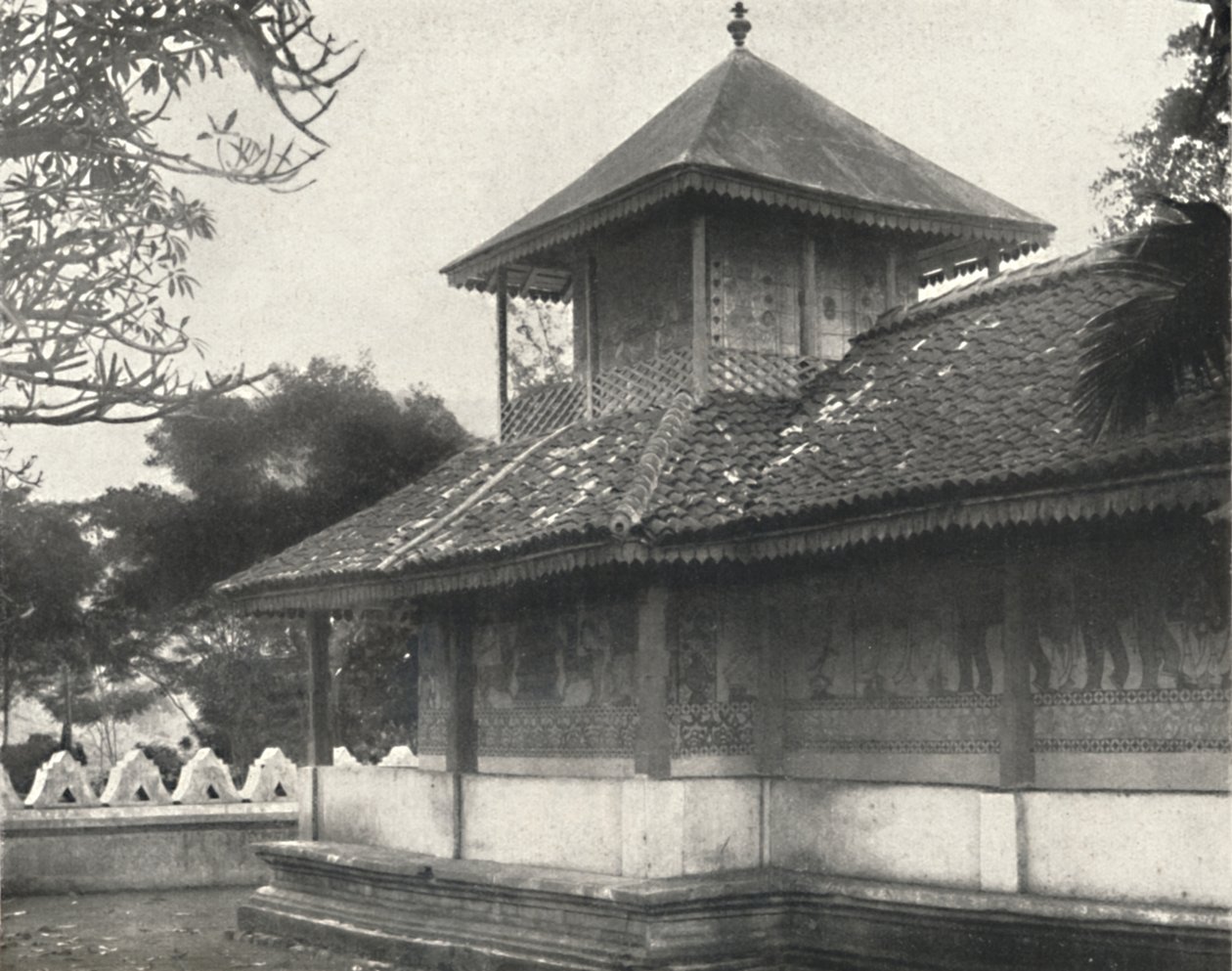 Dewale s. Tafel 58 bij de Dagoba van de Heilige Tand in Kandy, 1926 door Unbekannt