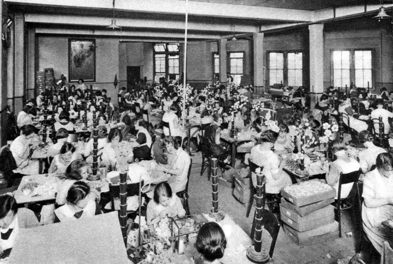 Gehandicapte meisjes werken bij de Waterkers en Bloemenmeisjes Christelijke Missie, Londen, 1926-1927 door Unbekannt