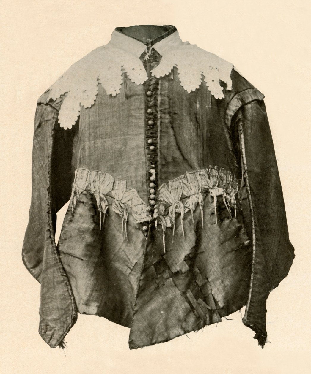 Dubbel van zwarte zijde afgezet met punten van galon met zilveren aiglets, 17e eeuw, 1937 door Unbekannt