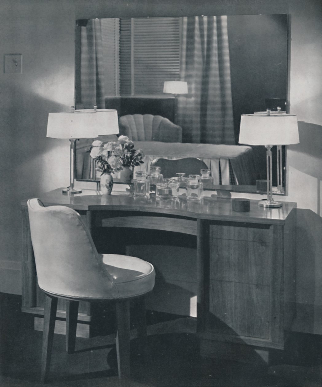 Kaptafel in Amerikaans walnoot met bijpassende draaistoel, 1942 door Unbekannt
