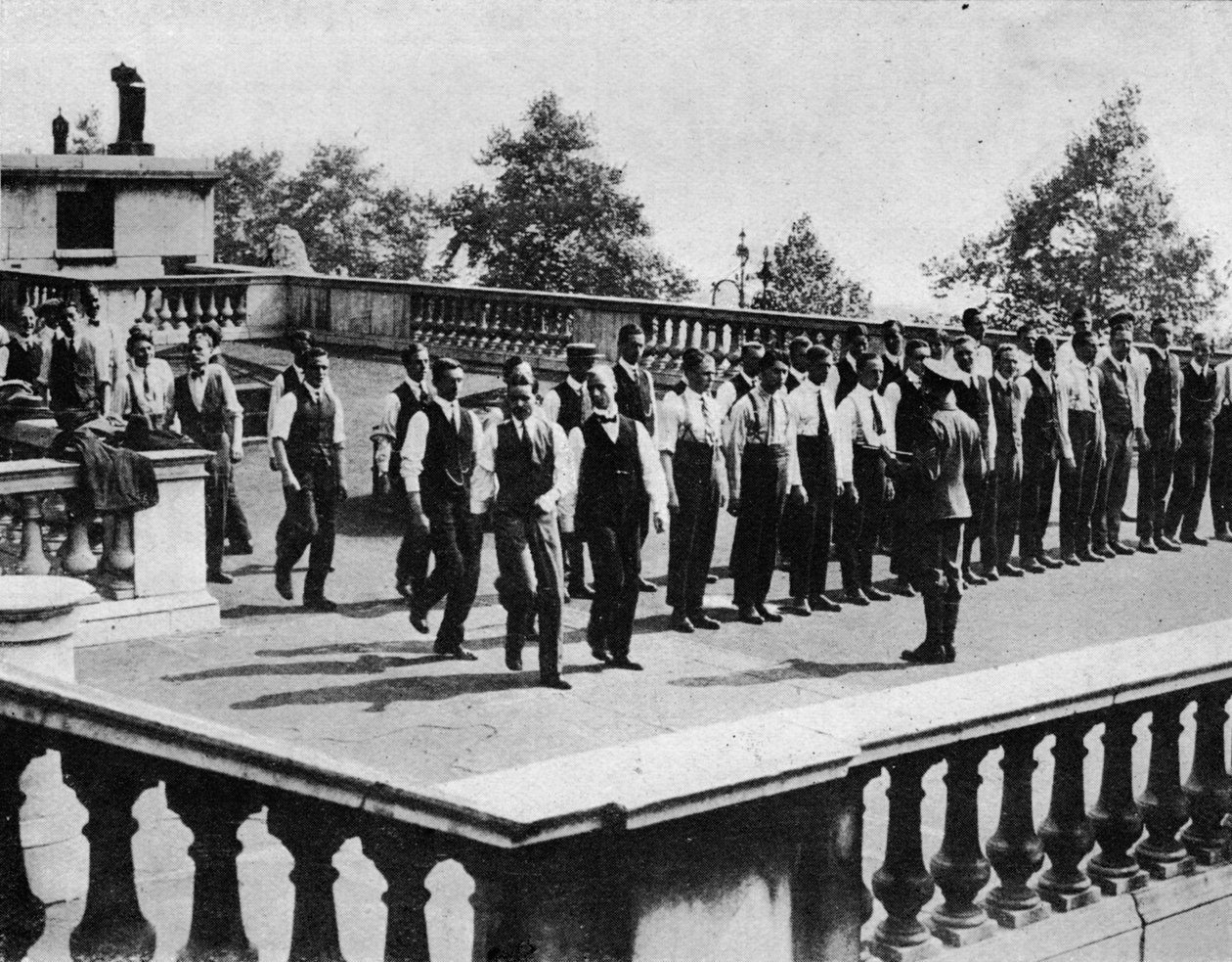 Rekruten oefenen op het dak van Somerset House, Londen, 1914 door Unbekannt