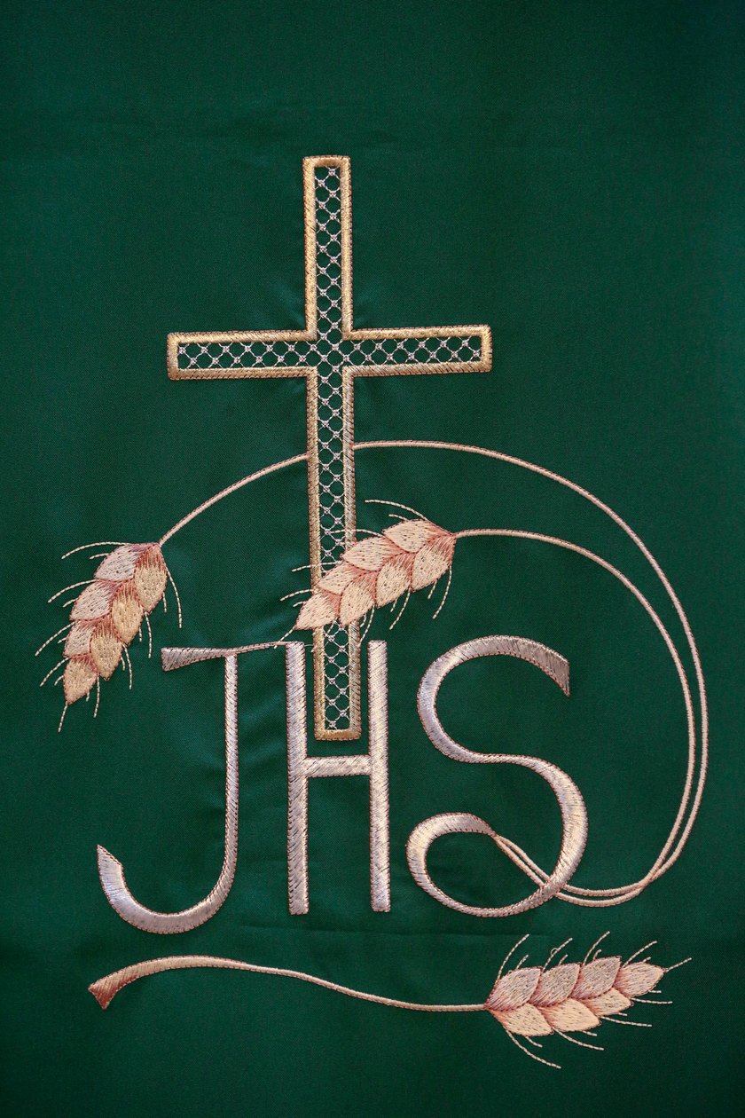 Borduurwerk in Maria SS, Assunta kerk: Jezus Christus christogram of monogram, Galatone, Italië door Unbekannt
