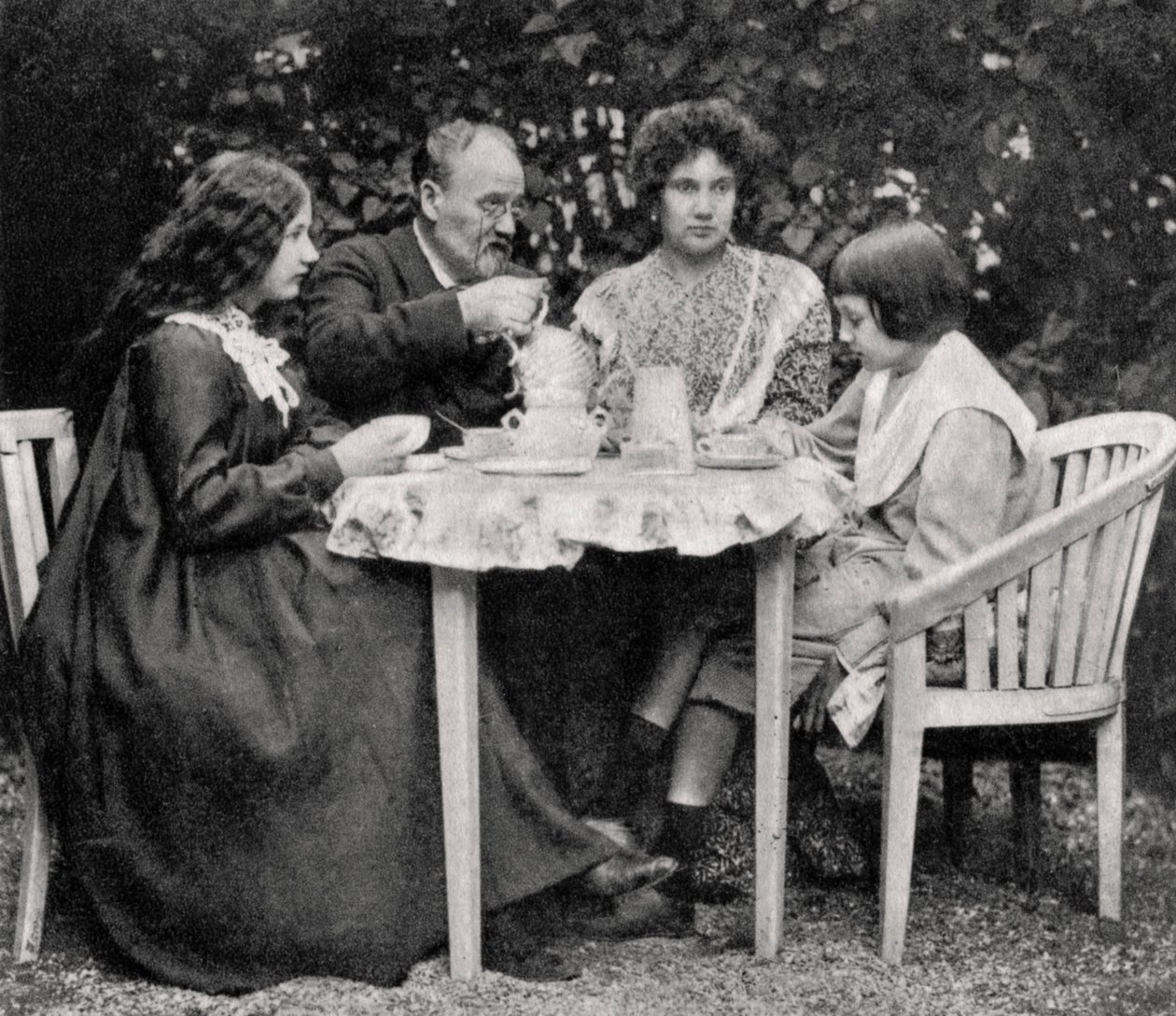 Emile Zola, Franse romanschrijver, met zijn familie, 1899 door Unbekannt