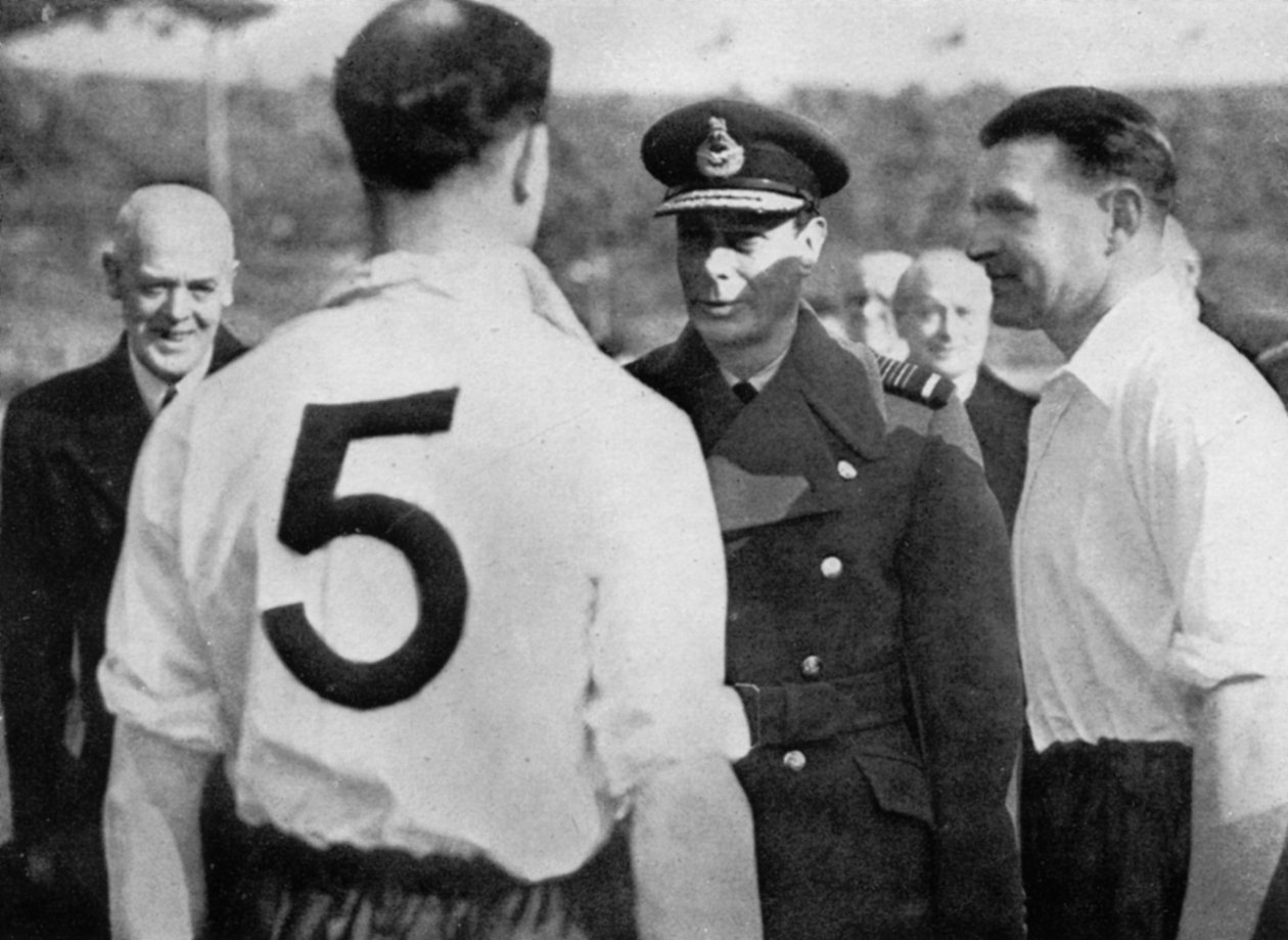 Engelse voetballer Eddie Hapgood ontmoet Koning George VI, ca. 1937-ca. 1944 door Unbekannt