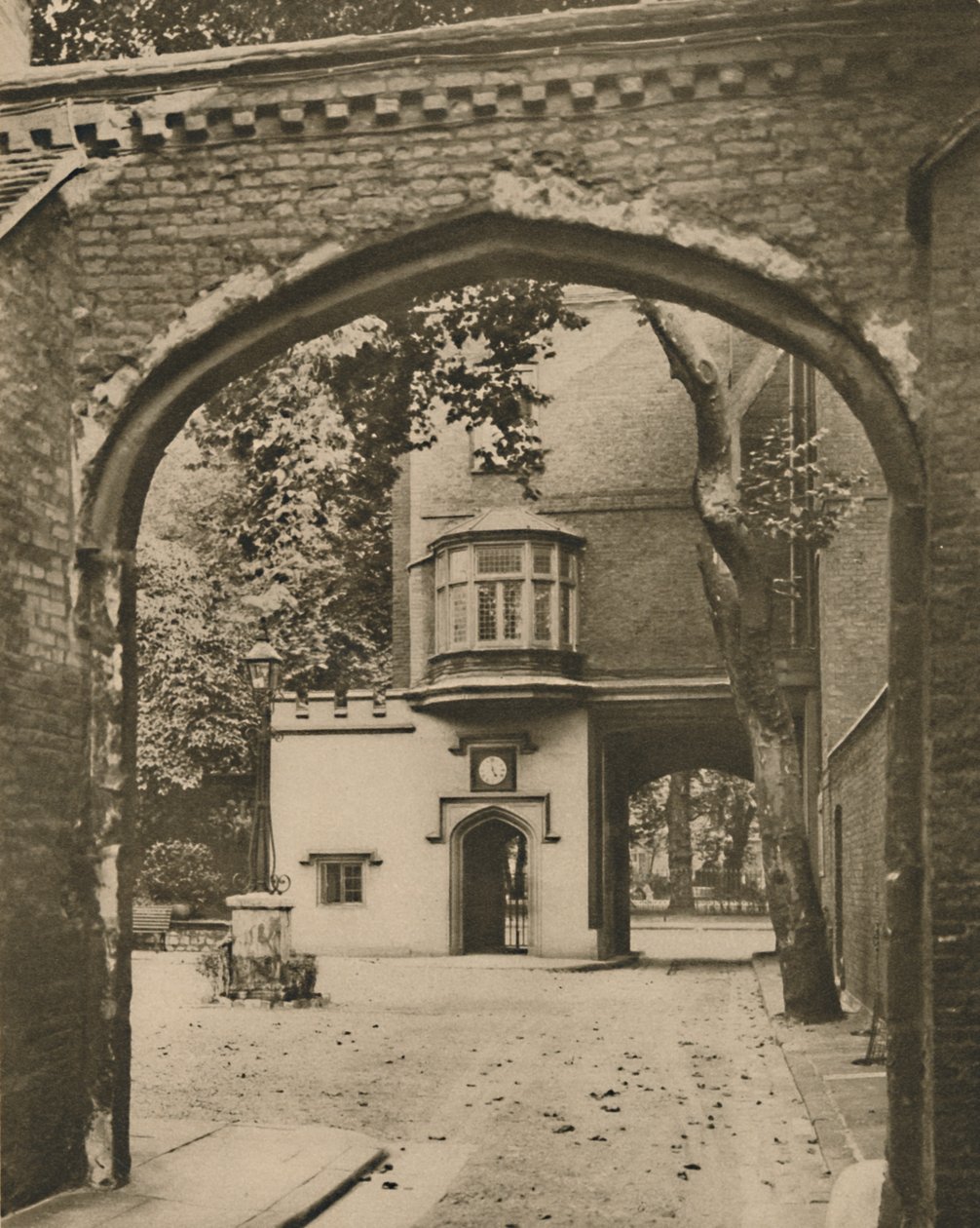 Ingangshof en Poort van de Charterhouse, ca. 1935 door Unbekannt
