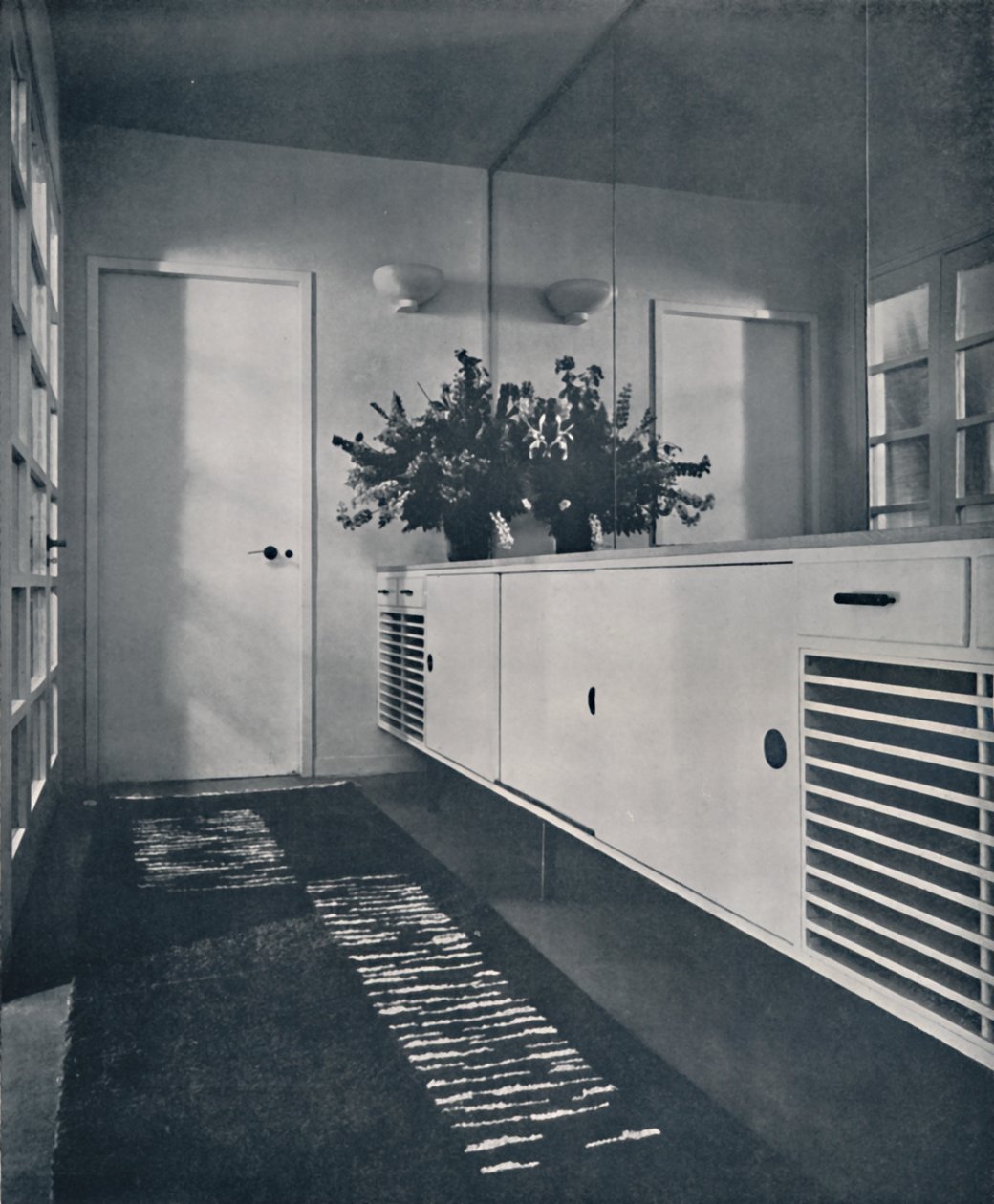 Ingangslobby bij Shrubs Wood, Chalfont St. Giles, 1936 door Unbekannt