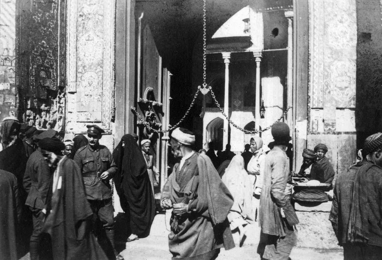 Ingang van de Kazimain-moskee, Irak, 1917-1919 door Unbekannt