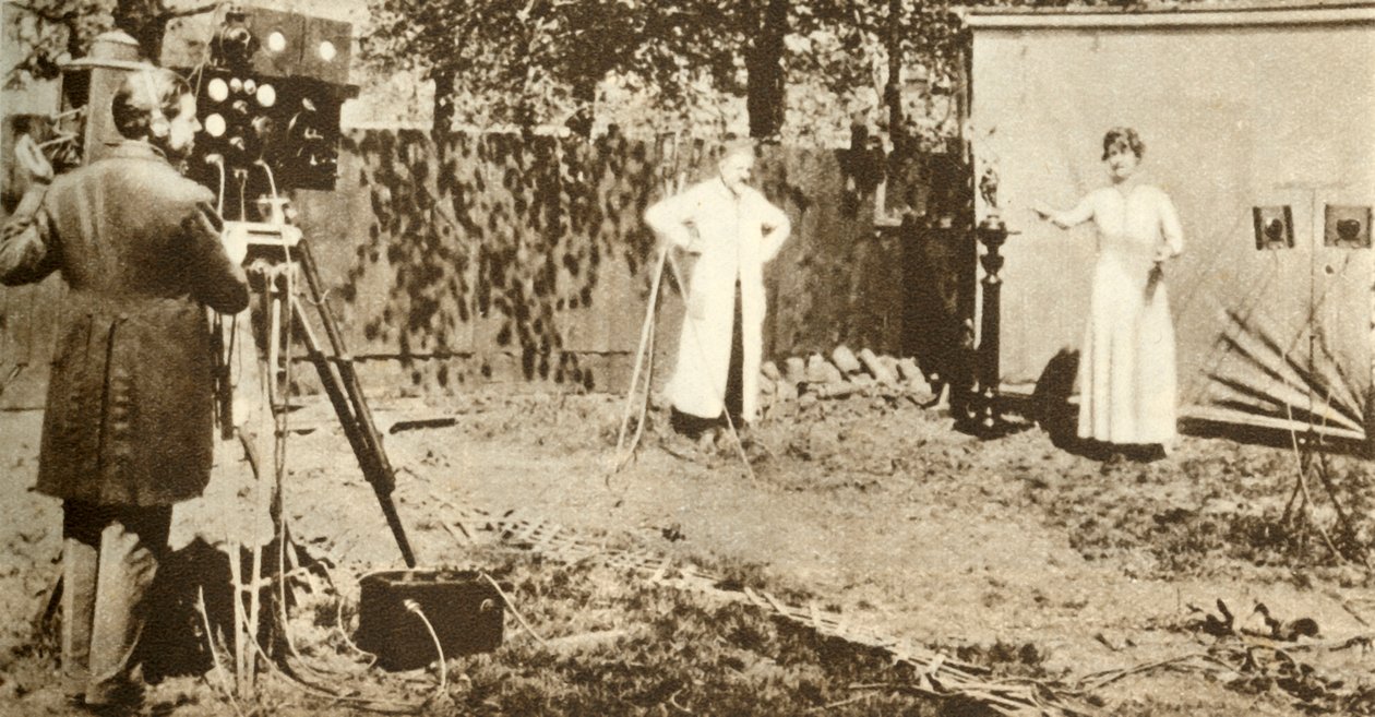 Eugene Lauste neemt de eerste gecombineerde bewegende beelden en geluid op, ca. 1905, 1935 door Unbekannt