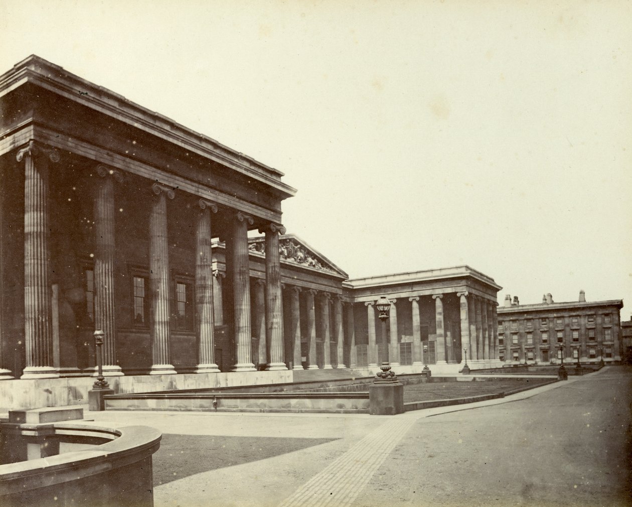 Exterieur van het British Museum, Great Russell Street, Londen, 1887 door Unbekannt