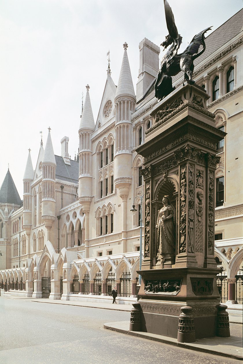 Buitenzicht van de ingang van de Royal Courts of Justice, Londen door Unbekannt