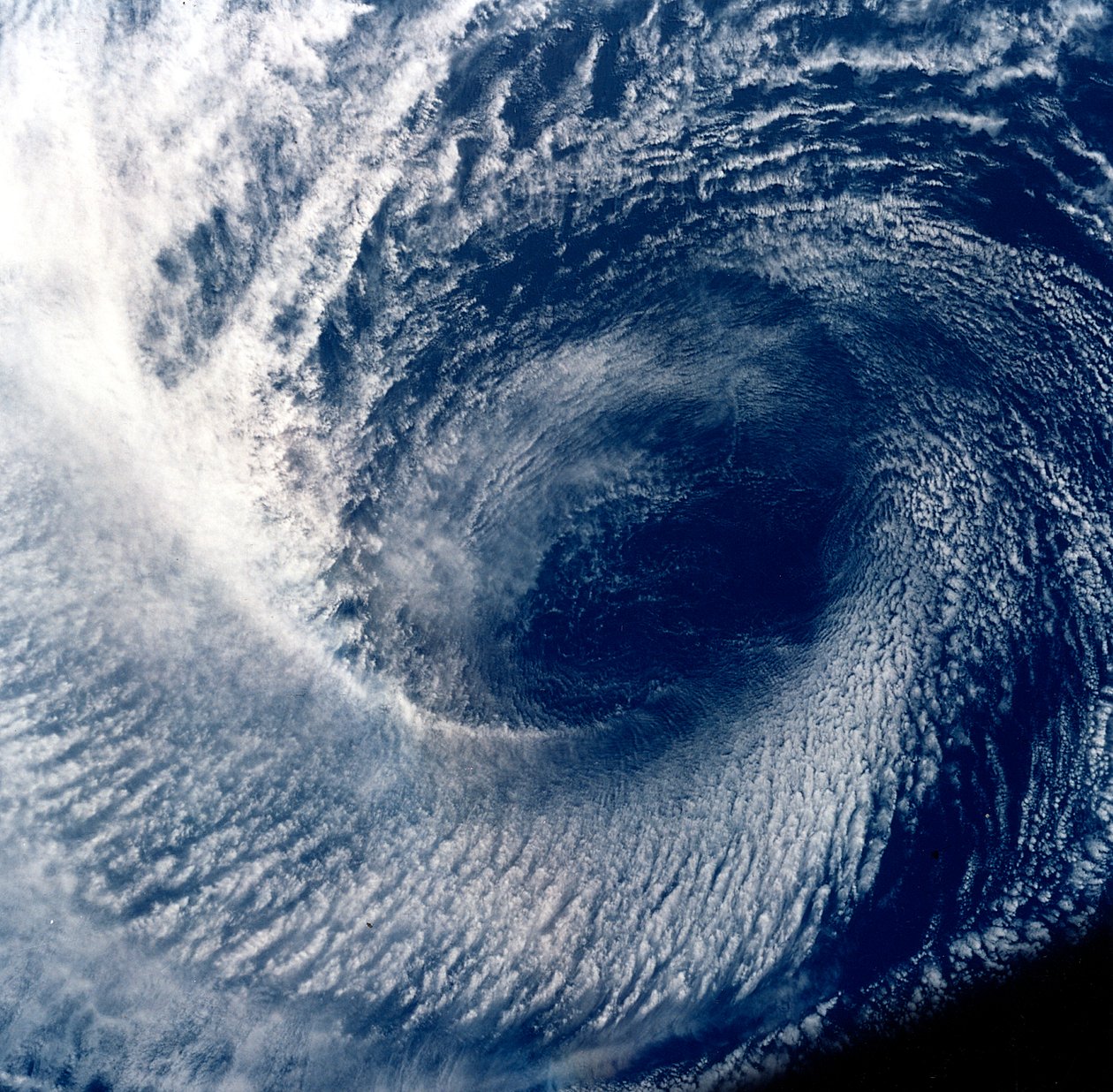 Oog van tropische storm Blanca gefotografeerd tussen 17 en 24 juni 1985 door Unbekannt