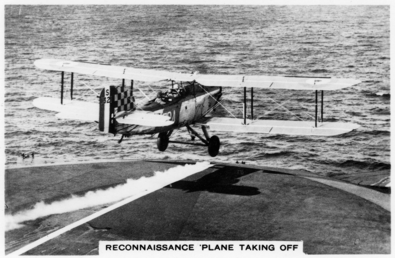 Fairey III F verkenningsvliegtuig stijgt op vanaf het vliegdekschip HMS Courageous, 1937 door Unbekannt