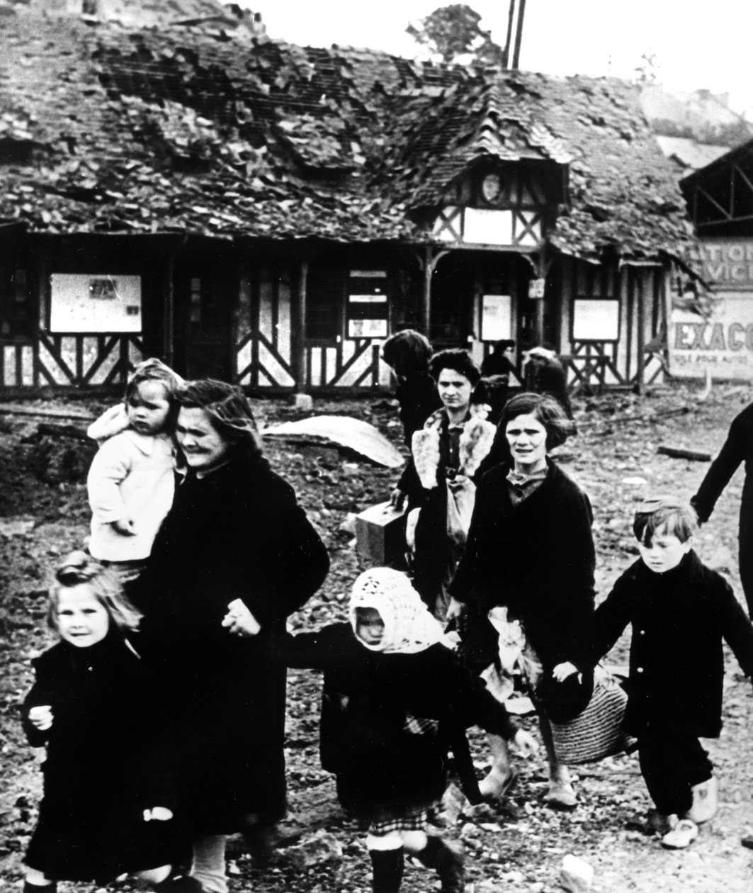 Families verlaten hun dorp gebombardeerd tijdens de Normandische landingen, Frankrijk, 1944 door Unbekannt
