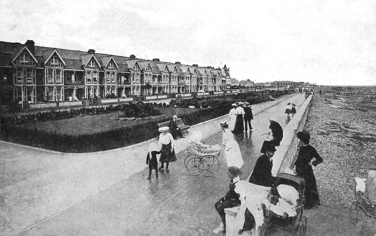 Families wandelen op New Parade, East Worthing, West Sussex, c1900s-c1920s door Unbekannt