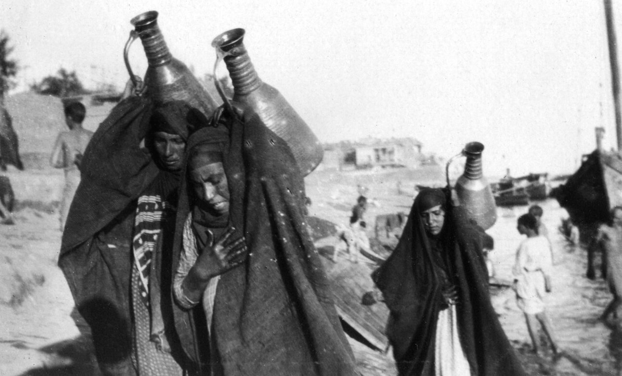 Vrouwelijke waterdragers, Amarah, Irak, 1917-1919 door Unbekannt
