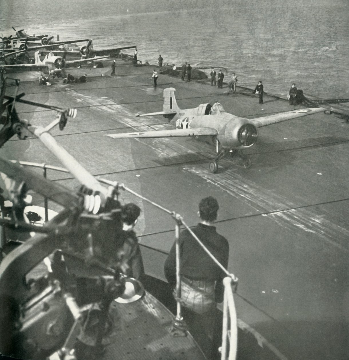 Gevechtsvliegtuigen aan boord van een vliegdekschip, Tweede Wereldoorlog, ca. 1943 door Unbekannt
