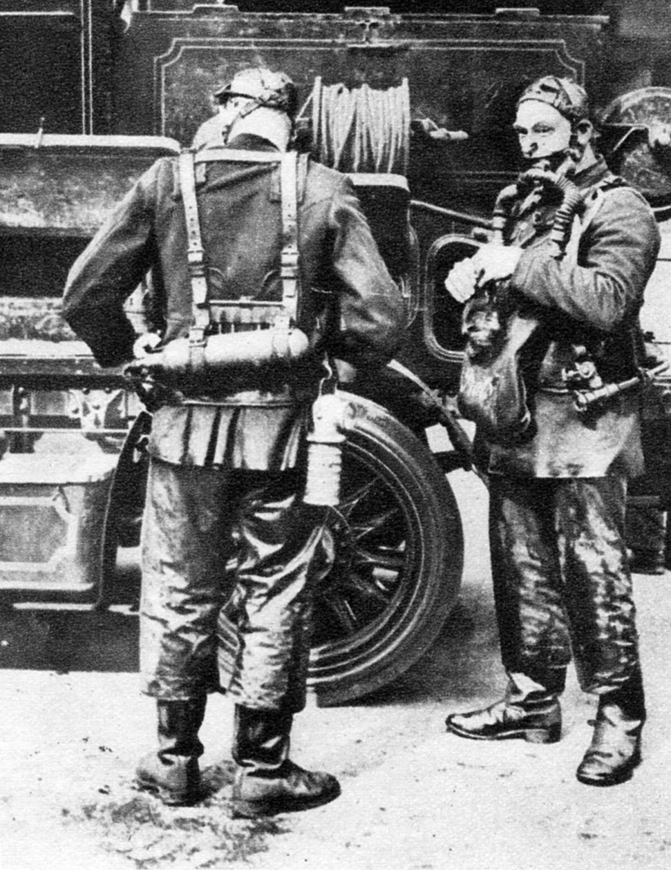 Brandweerlieden trekken rookhelmen aan, Farringdon Street rubberfabriek, Londen, 1926-1927 door Unbekannt