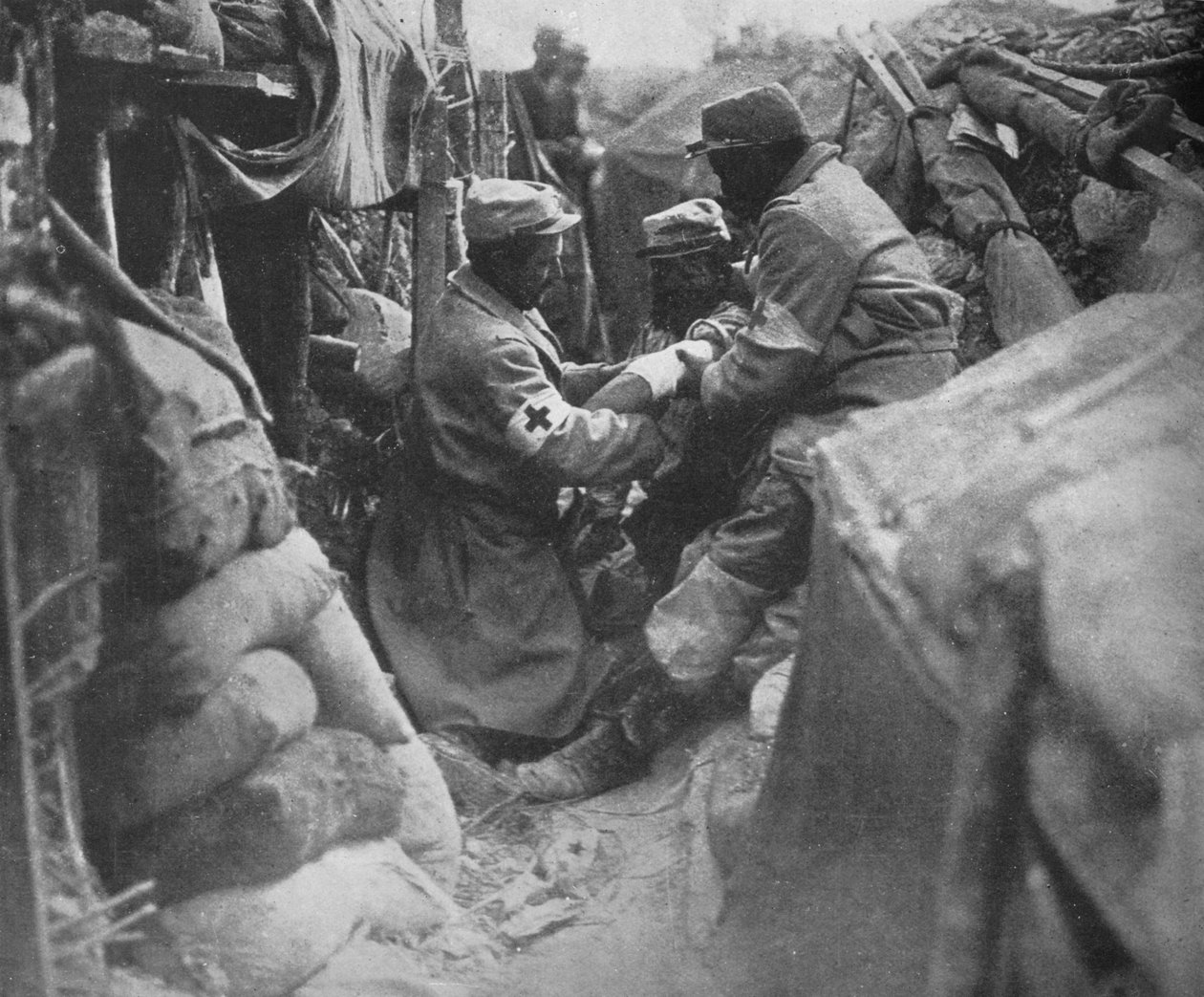 Eerste hulp aan een gewonde man in een van de Franse loopgraven, 1915 door Unbekannt