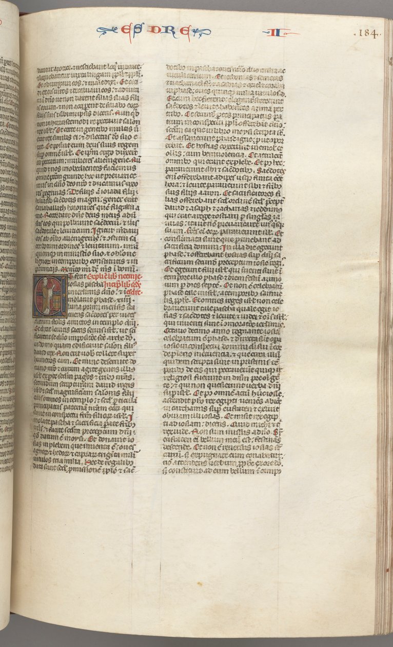 Fol. 184r, Ezra II, gehistorieerde initiaal E, een priester die een altaar bewierookt, c. 1275-1300 door Unbekannt