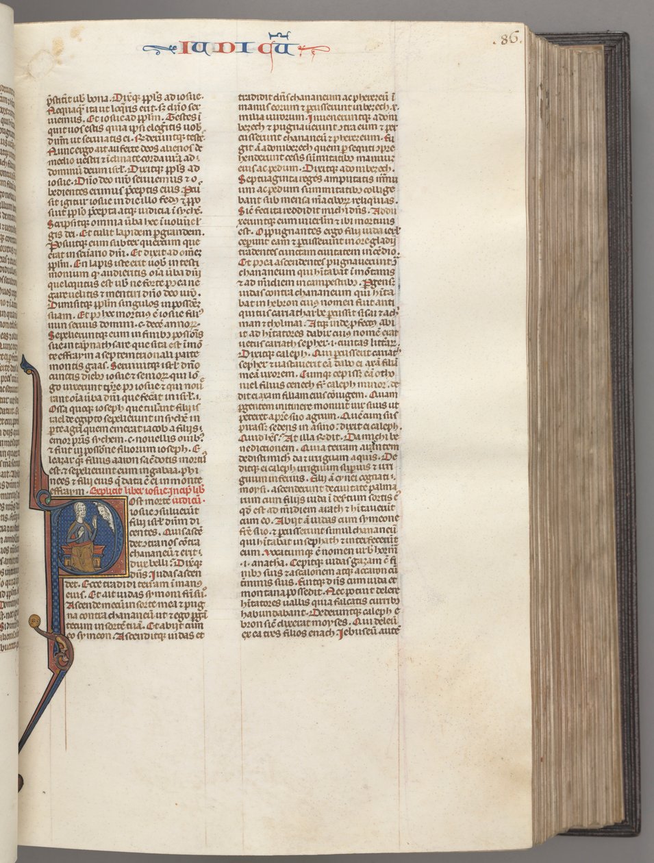 Fol. 86r, Rechters, gehistorieerde initiaal R, Juda zittend met een boek pratend met God door Unbekannt