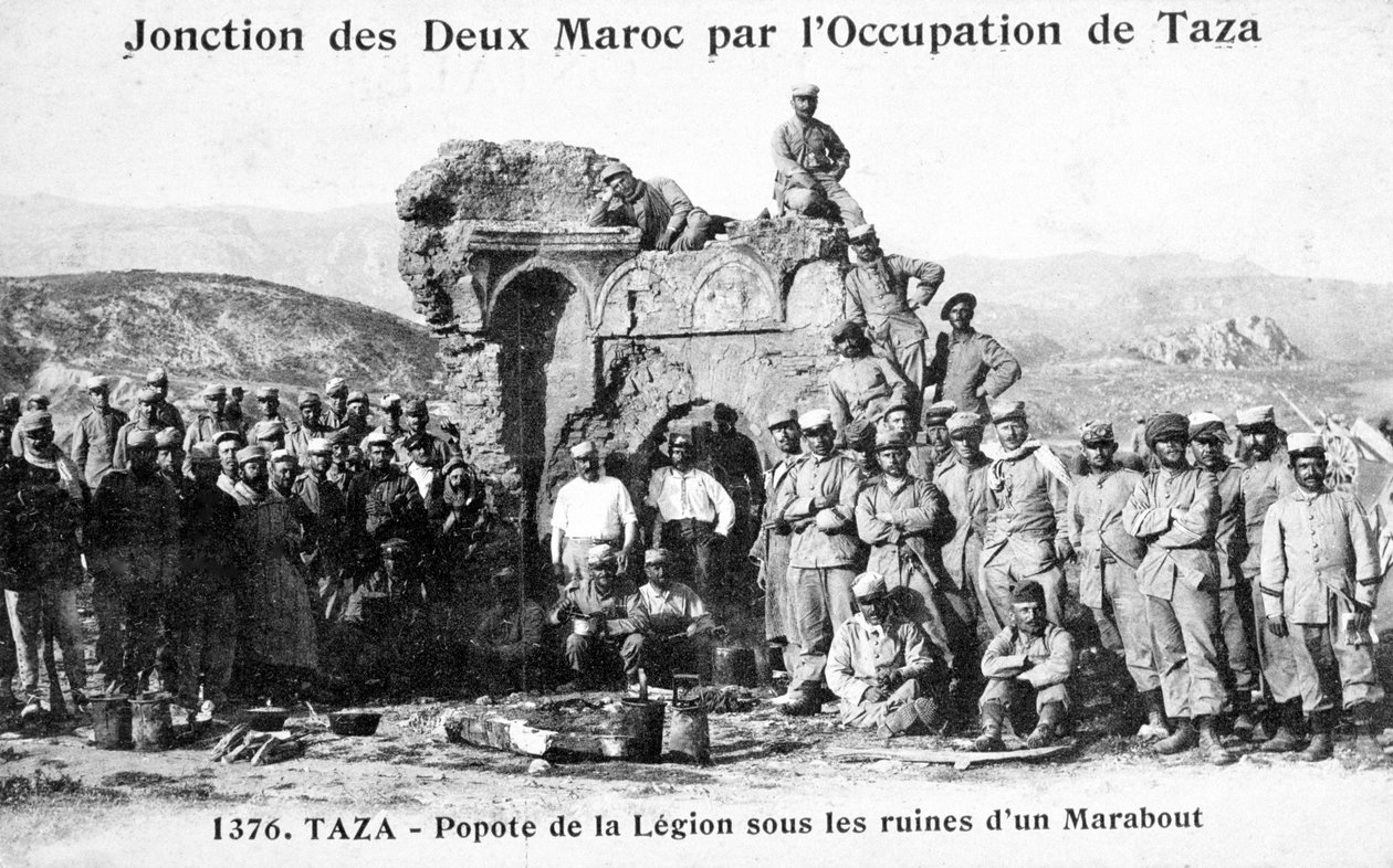 Franse Vreemdelingenlegioen bij enkele Marabout-ruïnes, Taza, Marokko, 1904 door Unbekannt