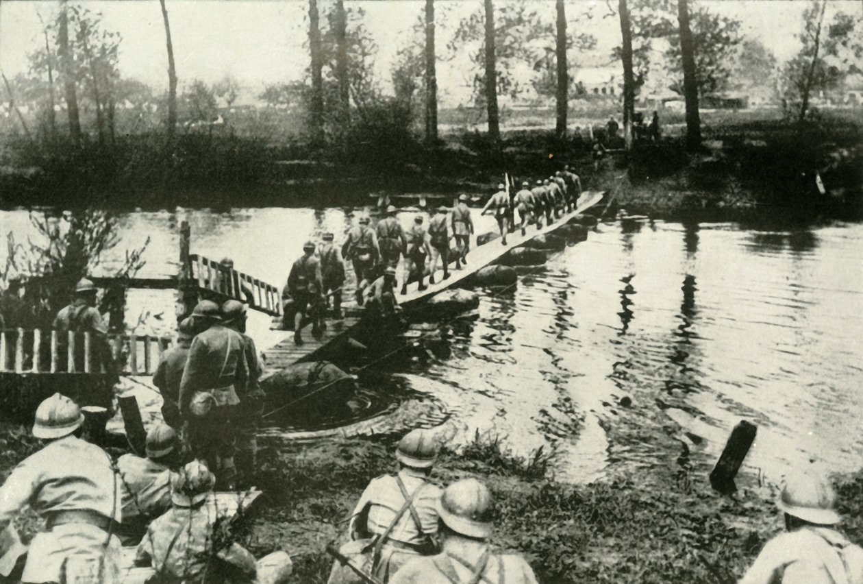 Franse troepen steken een rivier over, 1919 door Unbekannt