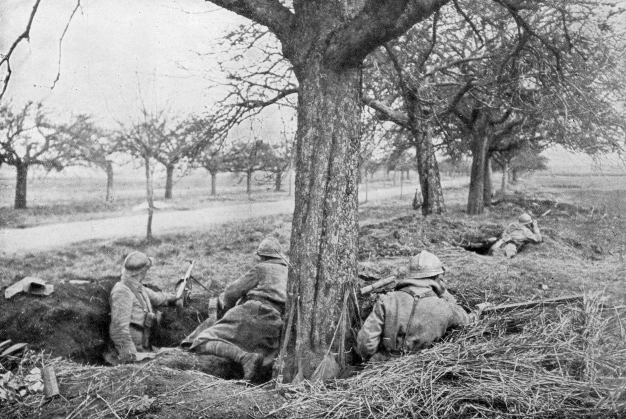 Franse mitrailleurs ingegraven aan de rand van een weg, onder appelbomen door Unbekannt